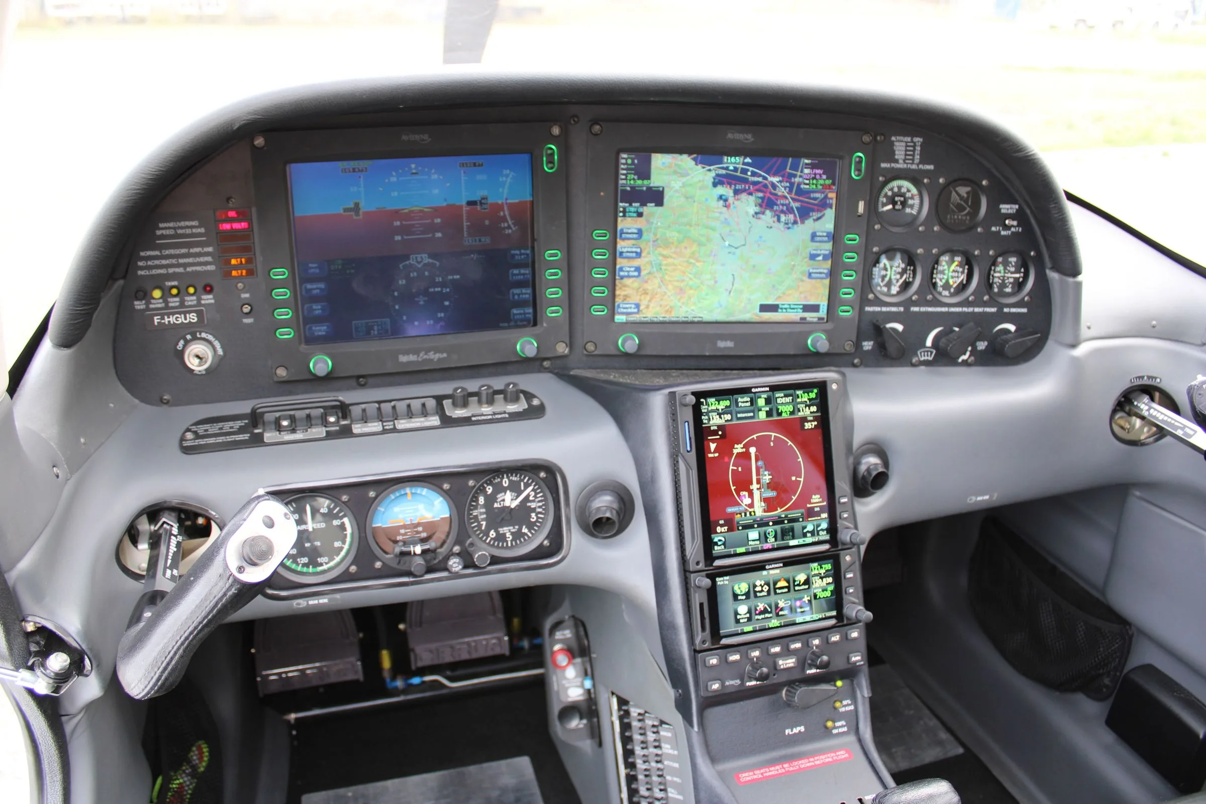 Cockpit and instrument panel of a 2005 Cirrus SR22 G2 GTS.