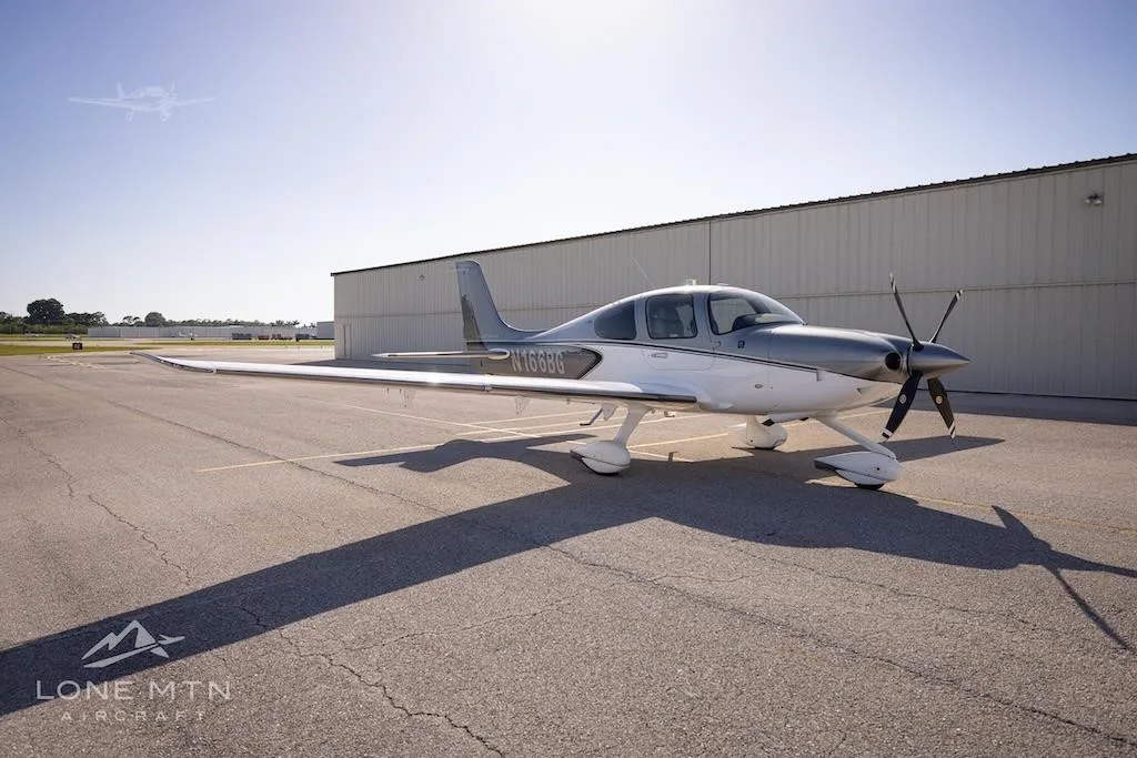 Cockpit and instrument panel of a 2023 CIRRUS SR22-G6 TURBO.