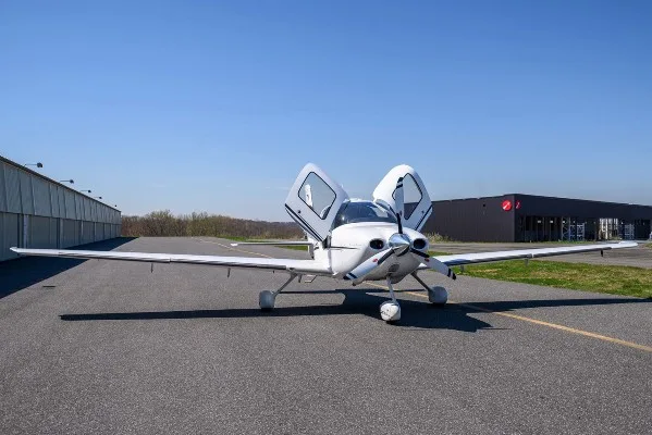 Exterior view of a 2006 Cirrus SR22-G2, N756GB.