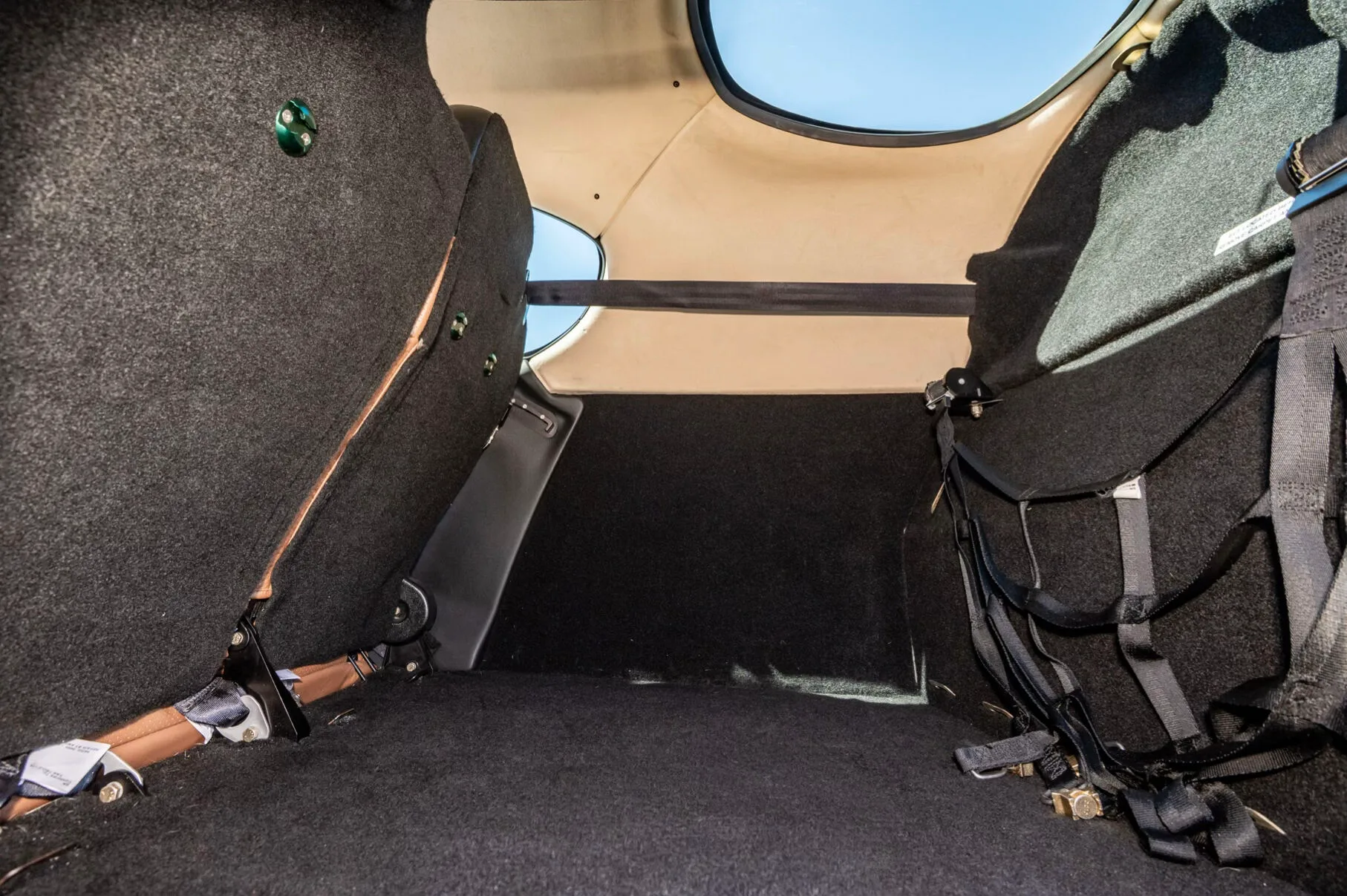 Cabin interior of a Cirrus N323TL SR22-G5 GTS - Aerista.