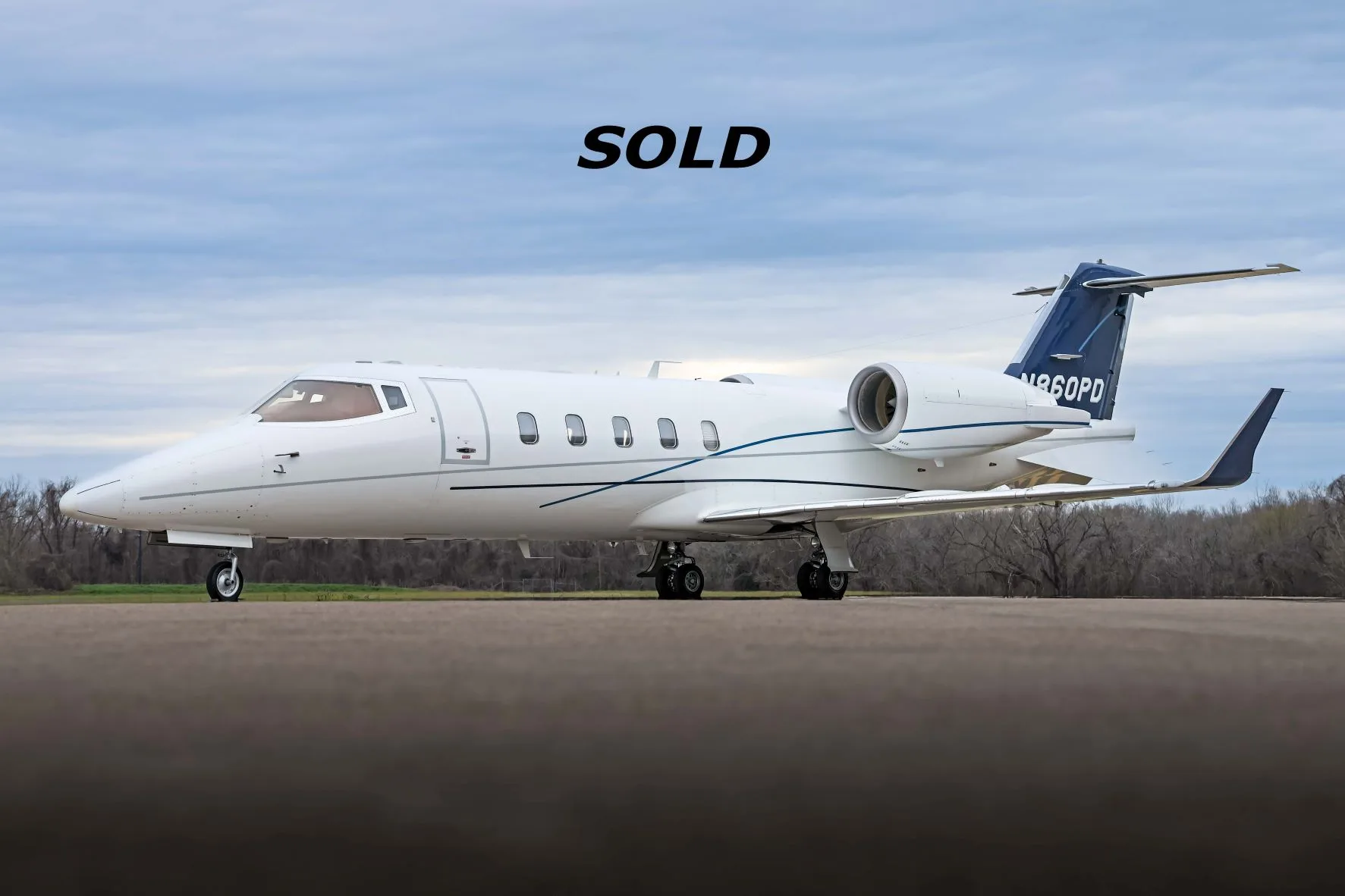 Exterior view of a 1998 Bombardier Canadair Challenger 604.