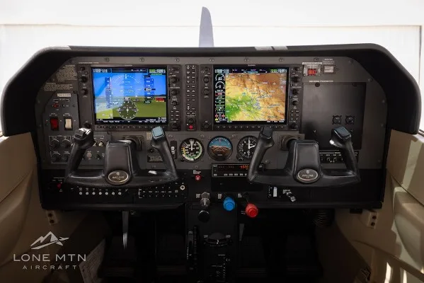 Cockpit and instrument panel of a 2005 Cessna 182T.