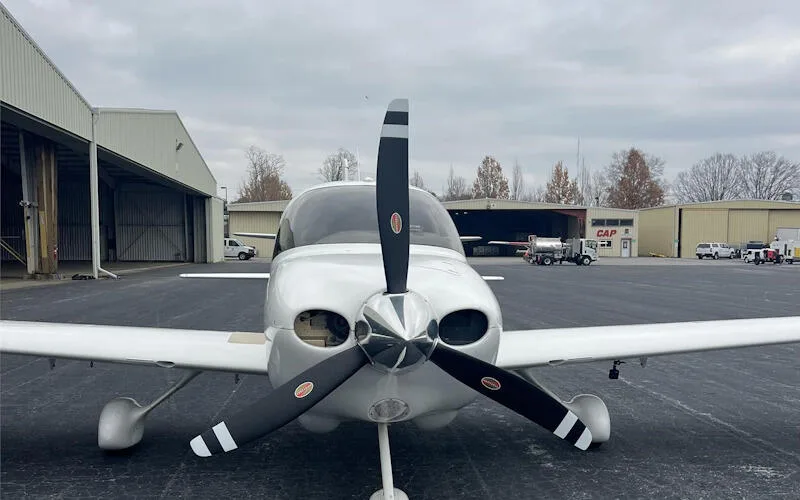 Exterior view of a 2000 Cirrus SR20 G1.