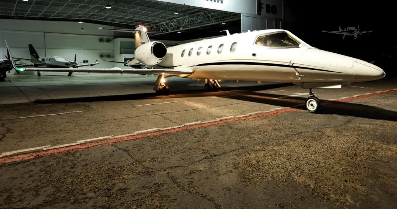 Exterior view of a 1996 LEARJET 31A.