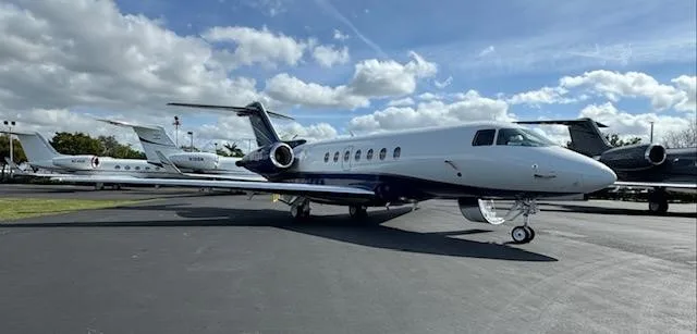 Exterior view of a 2009 HAWKER 4000, N9930.