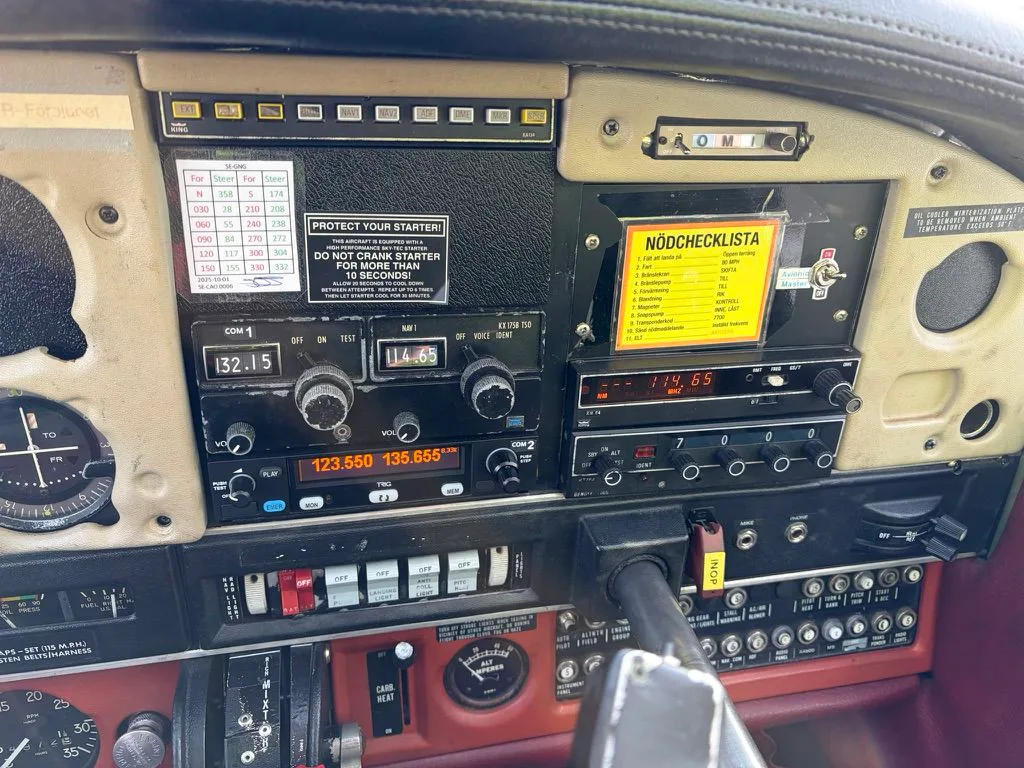 Avionics suite of a 1976 Piper PA-28-151 Cherokee Warrior.