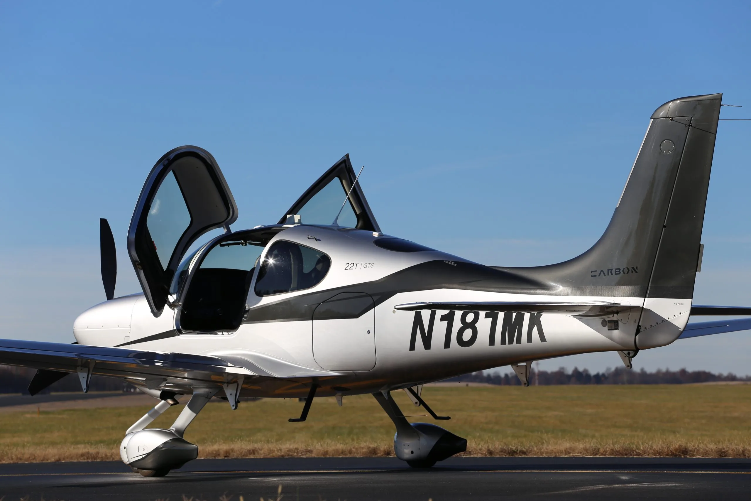 Exterior view of a 2015 Cirrus SR22 G5 TURBO.