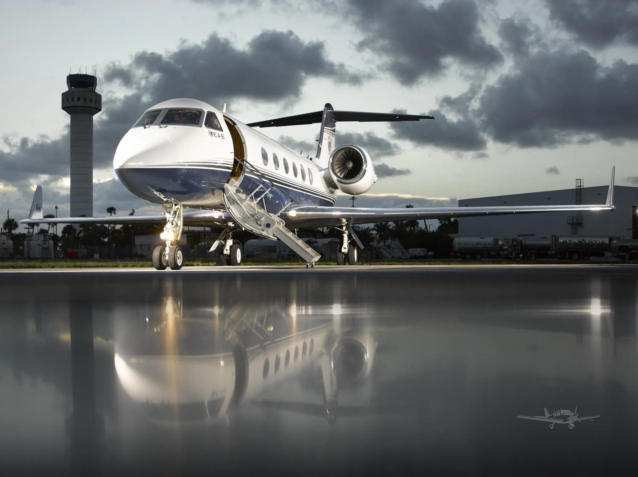 Exterior view of a 1997 GULFSTREAM GIVSP, N226MP.
