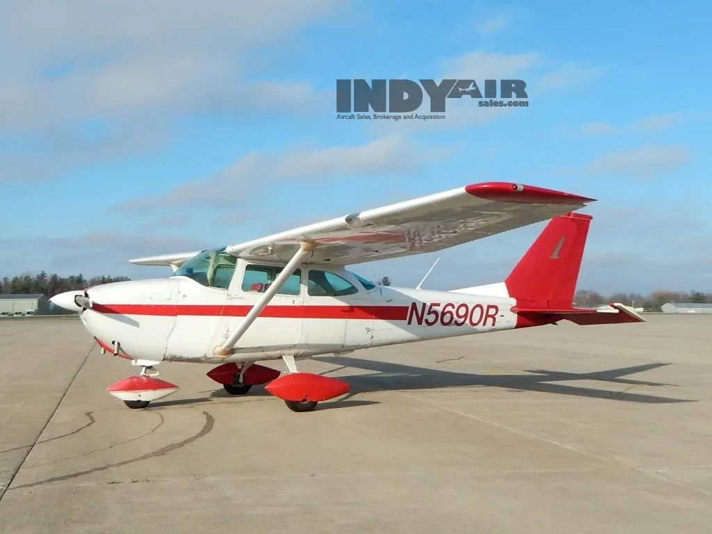Exterior view of a 1965 Cessna 172F- N5690R Aircraft.