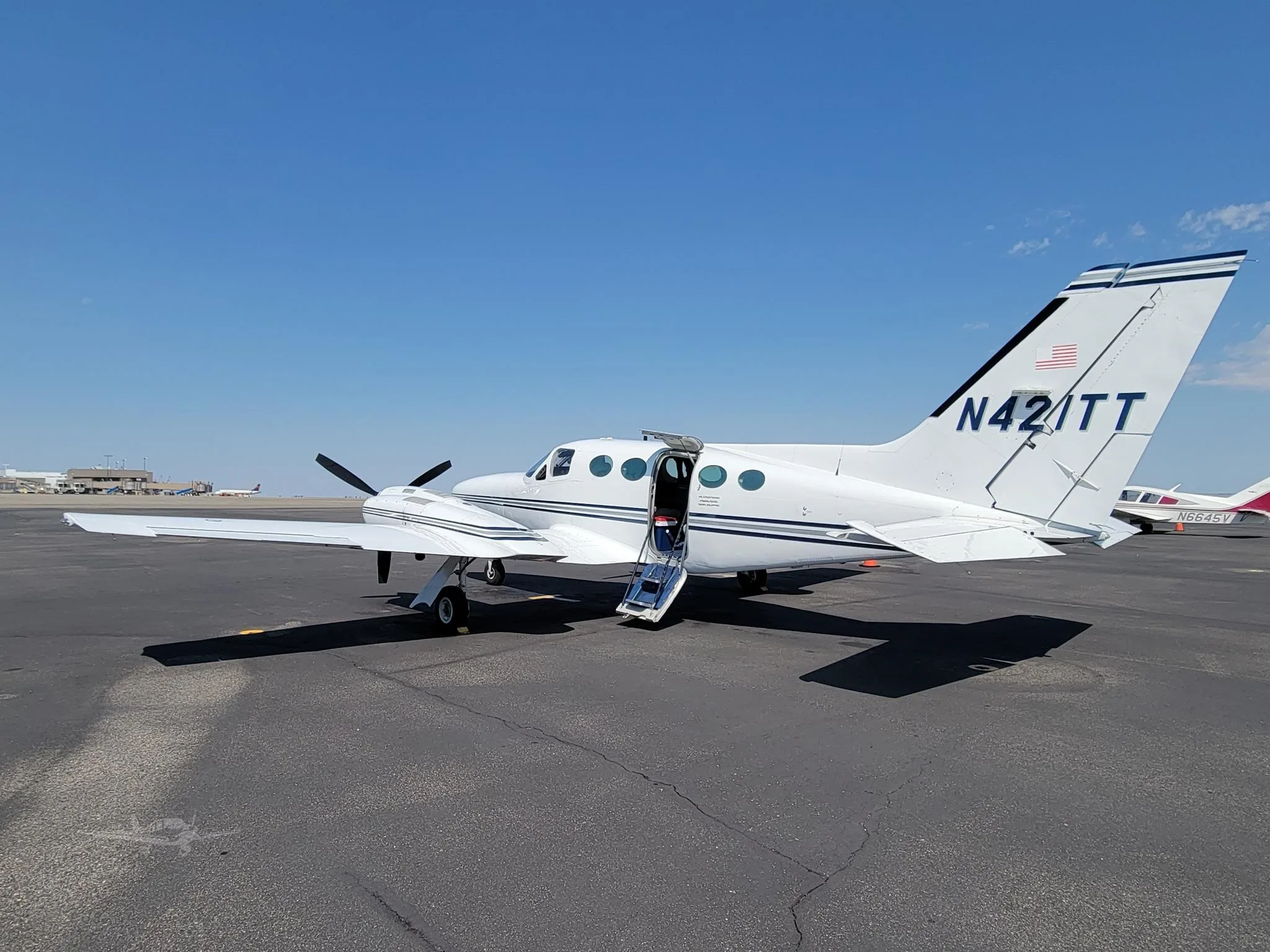 Exterior view of a 1976 CESSNA 421C, N421TT.