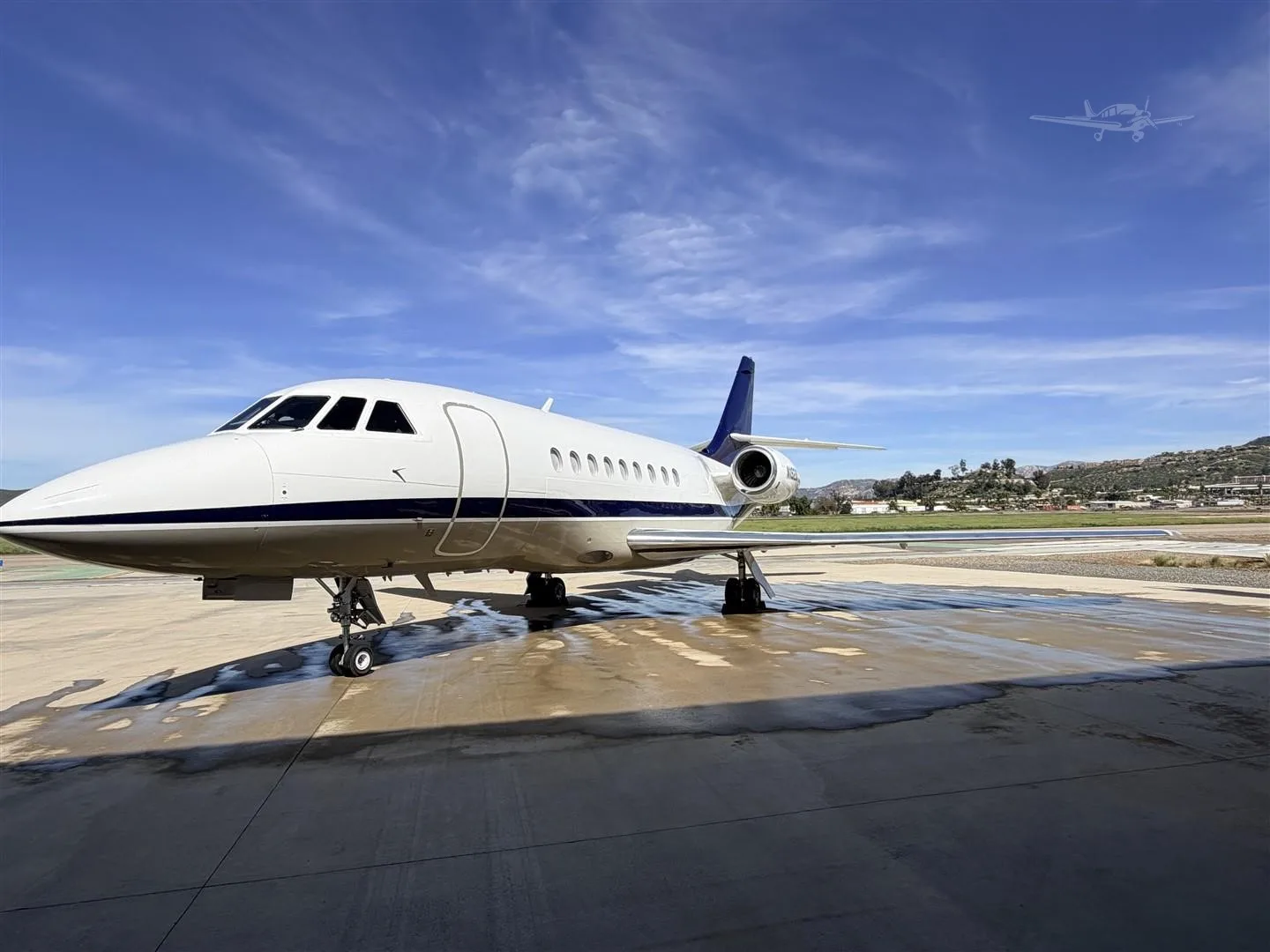 Exterior view of a 1999 DASSAULT FALCON 2000, N1929Y.
