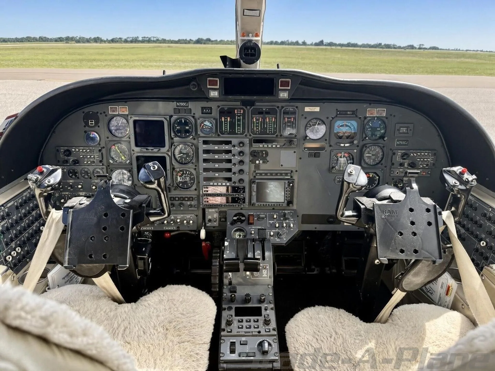 Cockpit and instrument panel of a 1993 CESSNA CITATION JET.