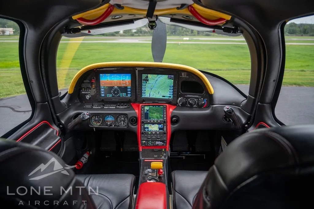 Cockpit and instrument panel of a 2006 Cirrus SR22 G2.