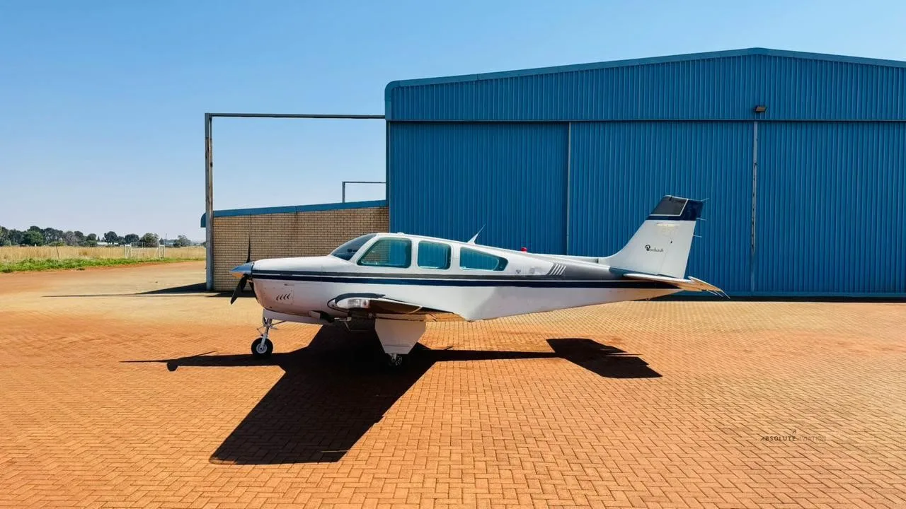 Exterior view of a 1989 BEECHCRAFT F33A BONANZA.