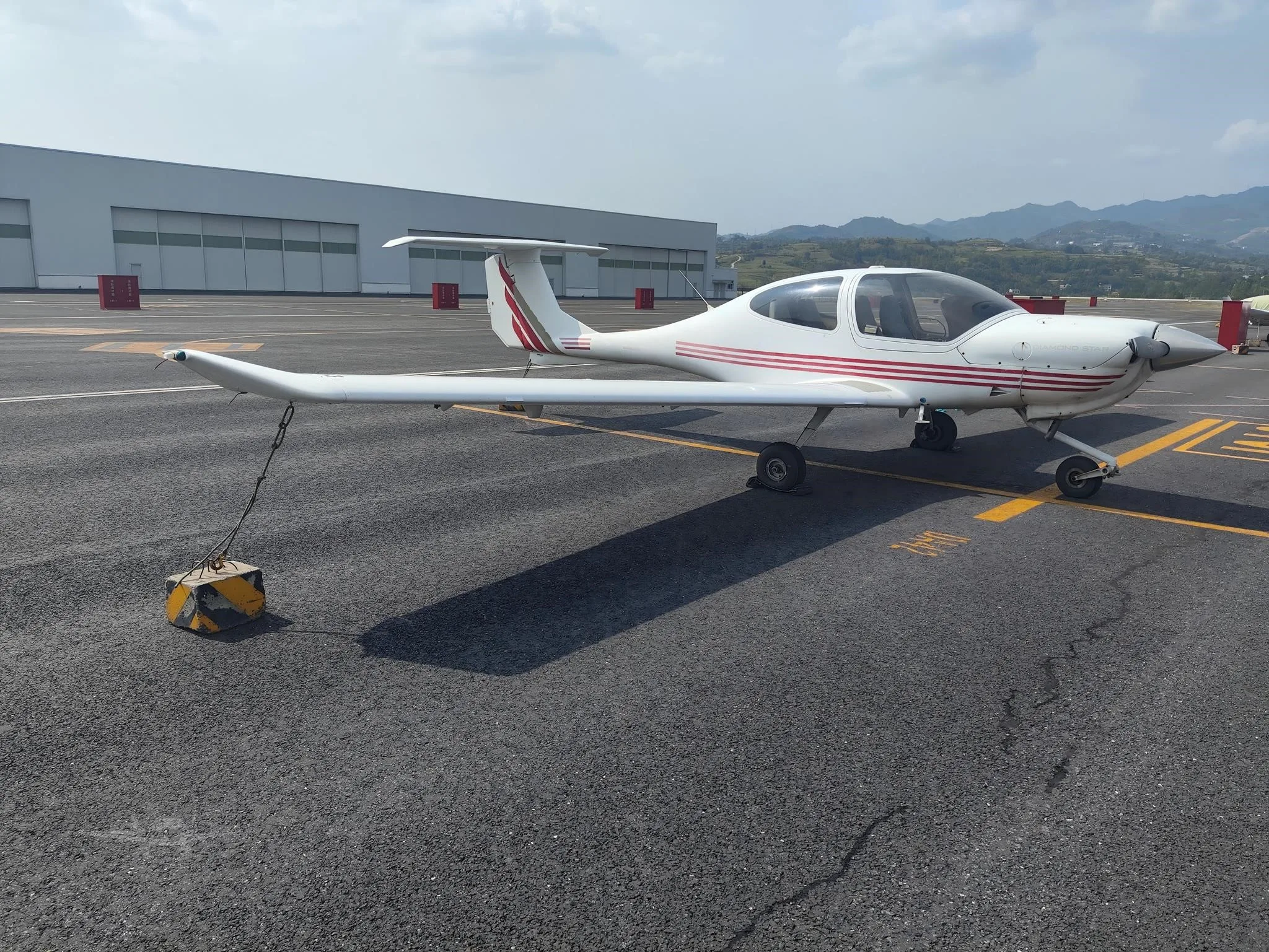 Exterior view of a 2005 DIAMOND DA40-180 STAR, B-9133.