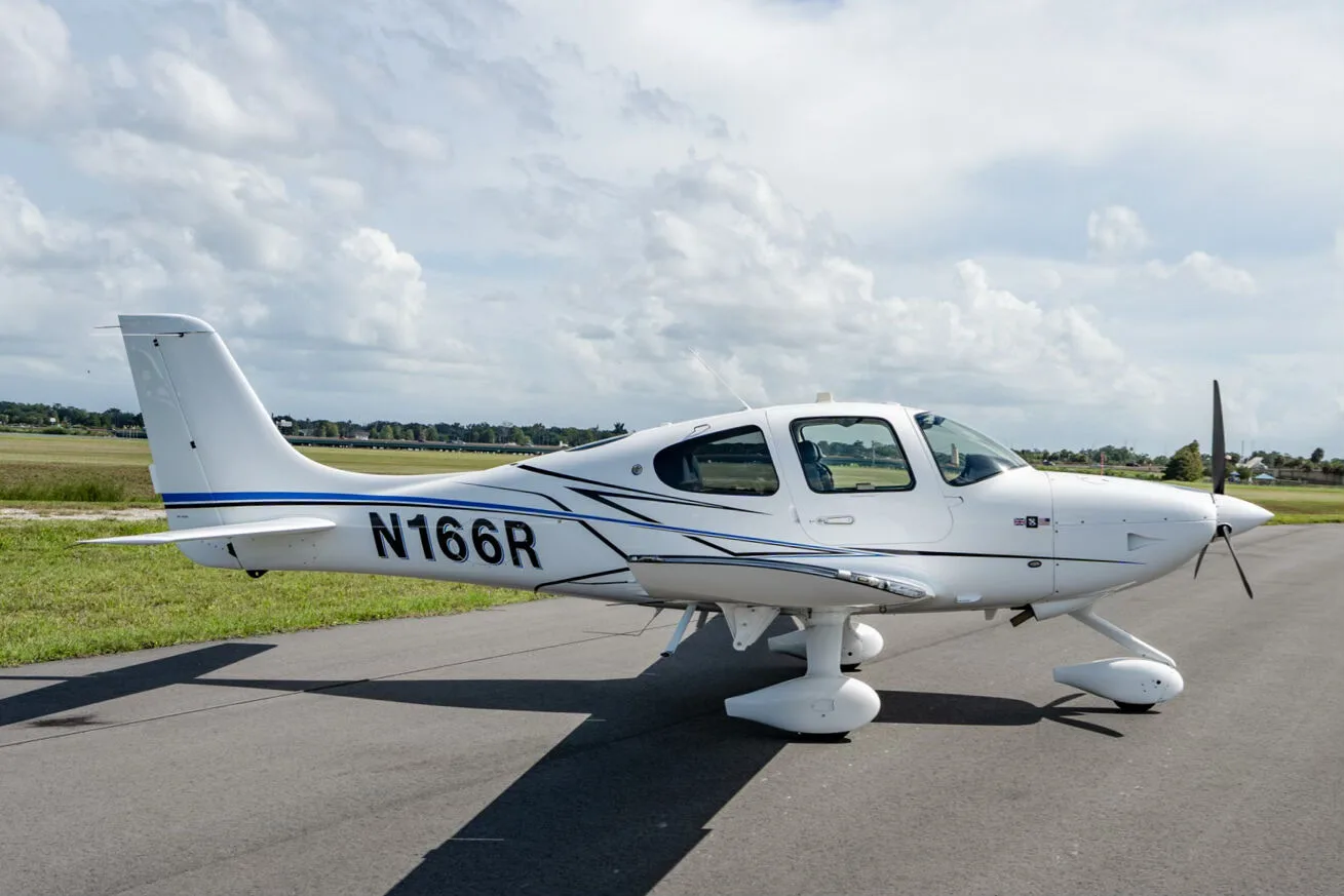 Exterior view of a Cirrus N166R SR20-G7 - Aerista.