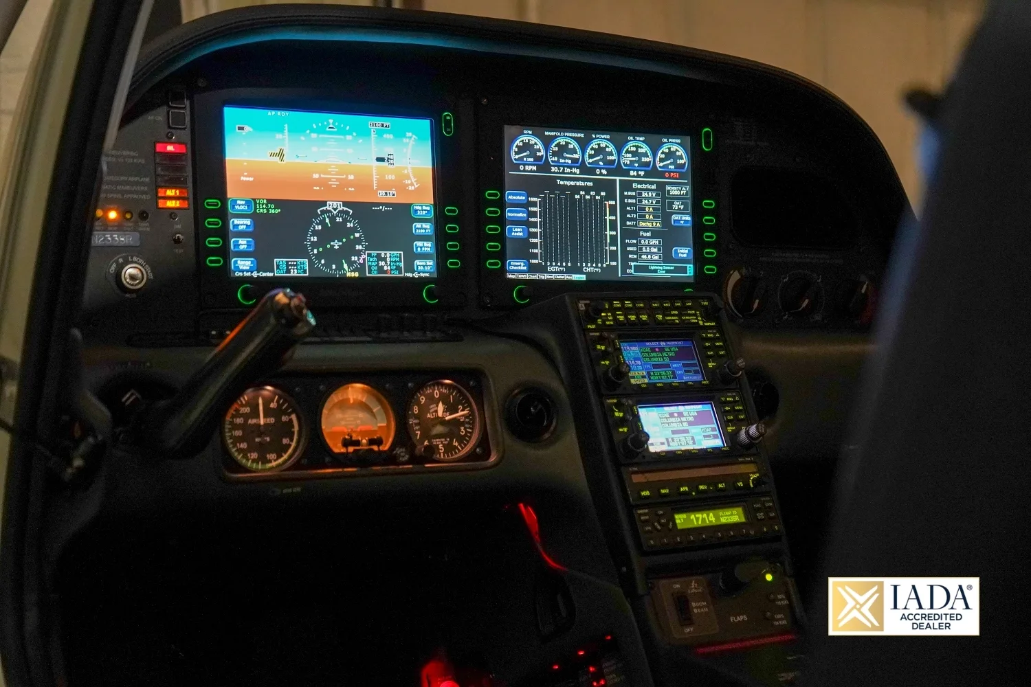 Cockpit and instrument panel of a 2006 Cirrus SR22 G2 GTS.