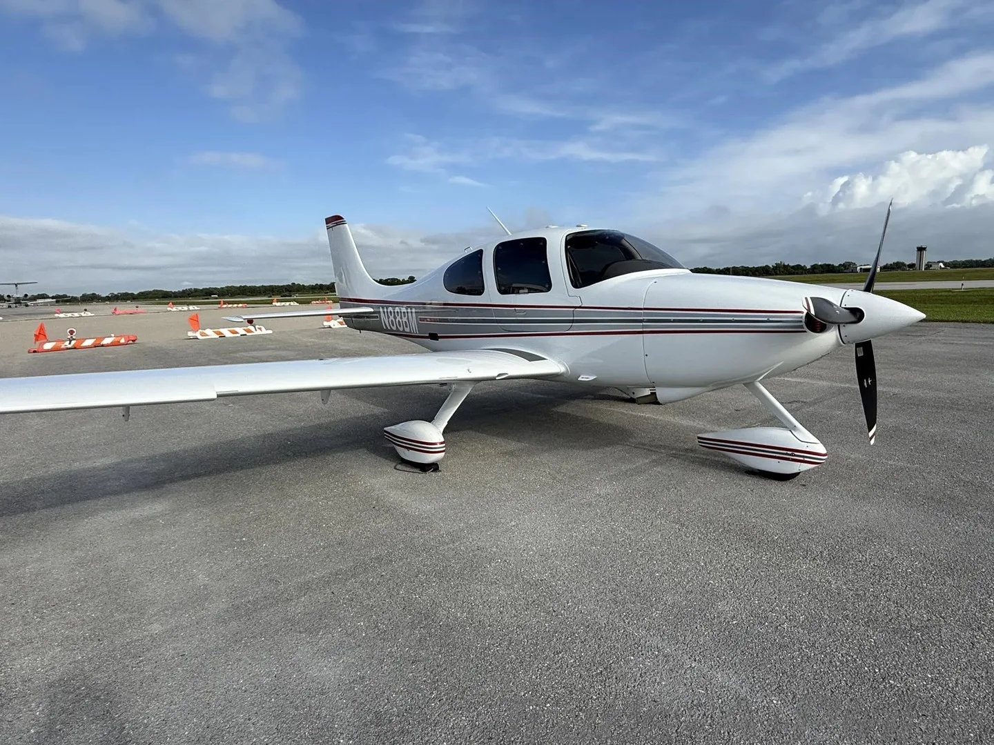 Exterior view of a 2004 Cirrus SR22 G2.