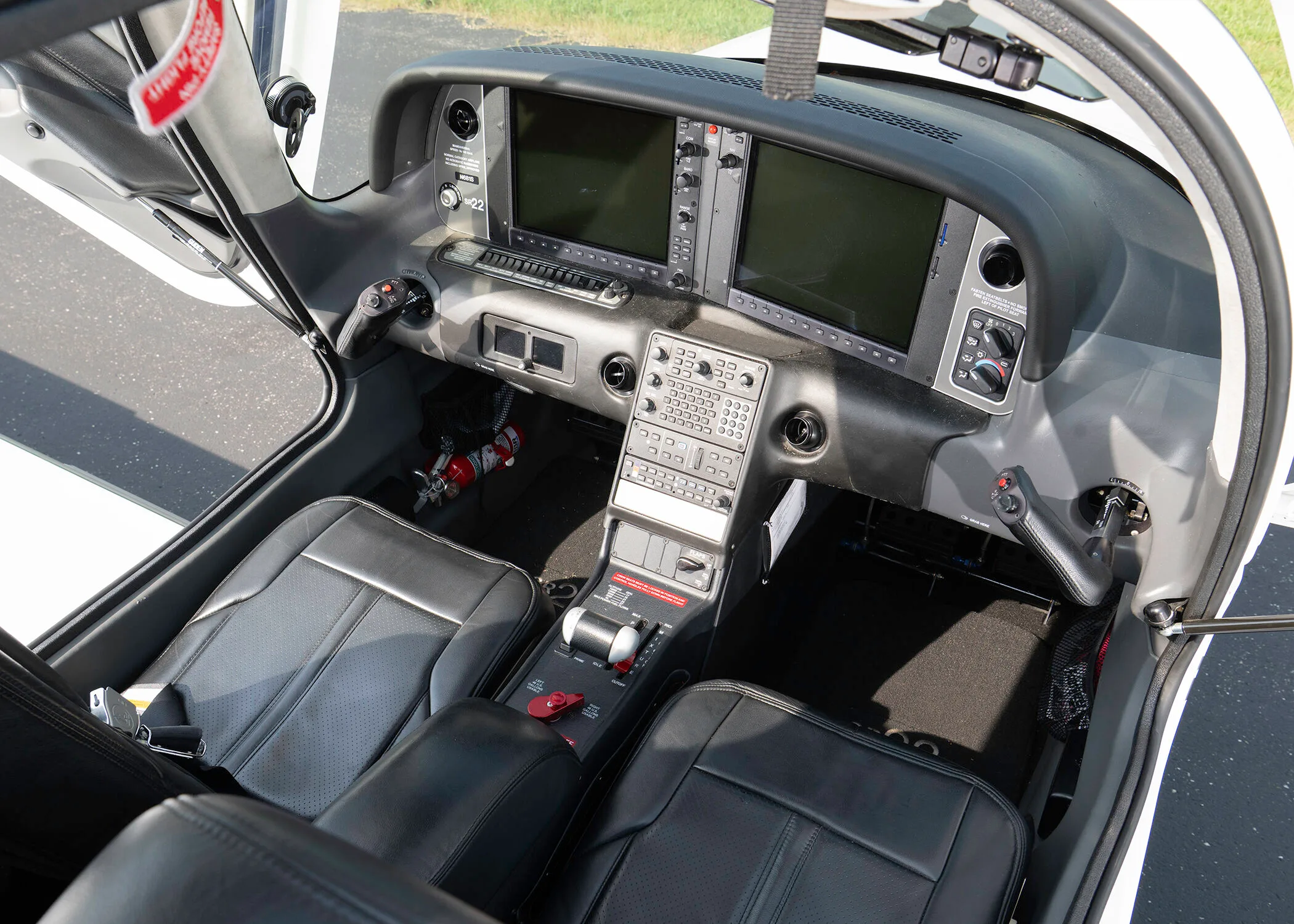 Cabin interior of a 2016 Cirrus SR22-G5.