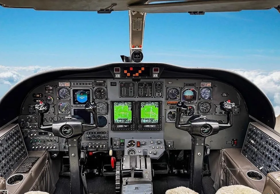 Cockpit and instrument panel of a 1995 CESSNA CITATION JET.