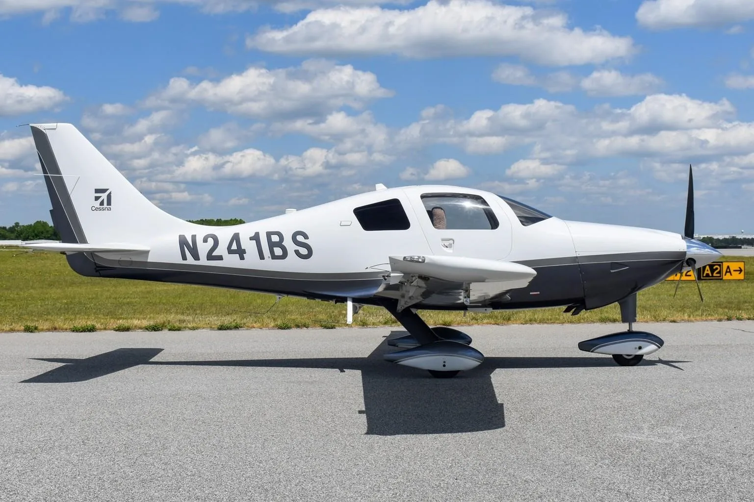 Exterior view of a 2008 CESSNA 350, N241BS.
