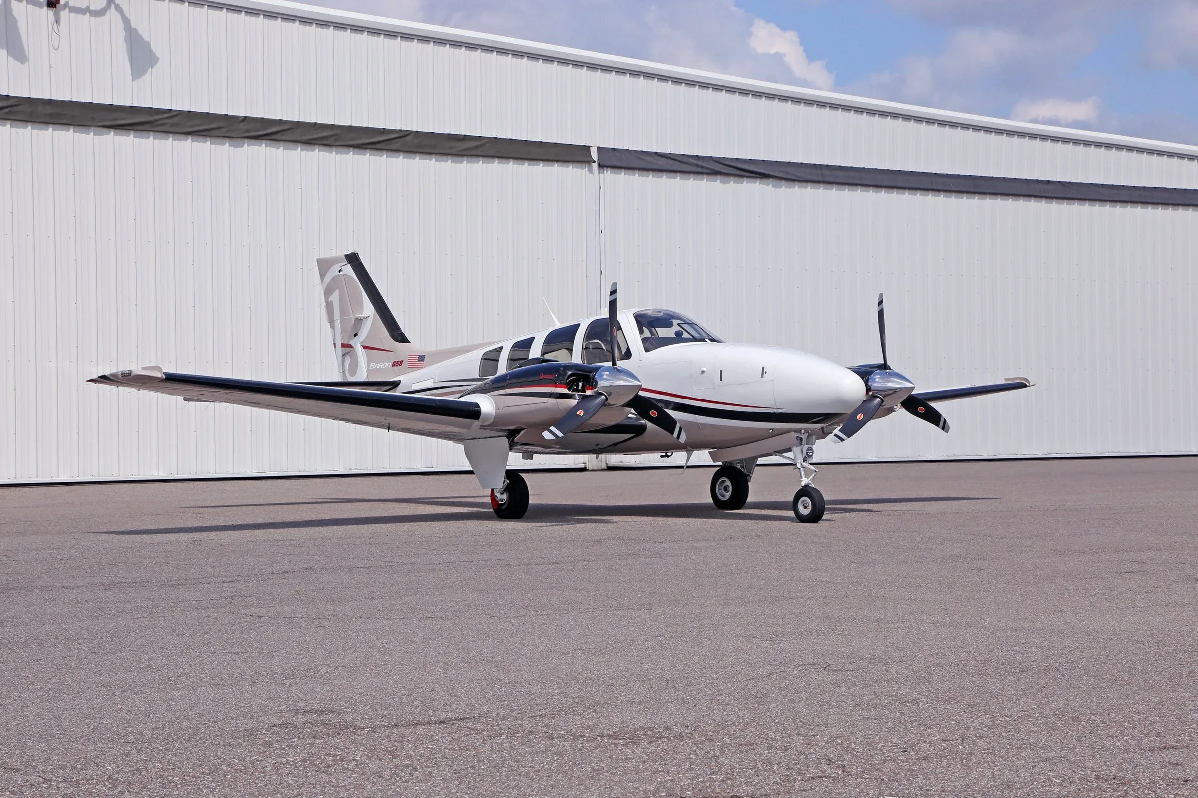 Exterior view of a 2014 Beech BARON, N206BK.