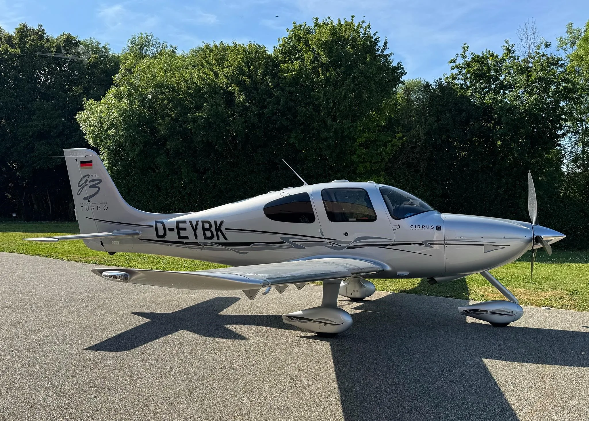 Exterior view of a 2008 CIRRUS SR22-G3 TURBO, D-EYBK.