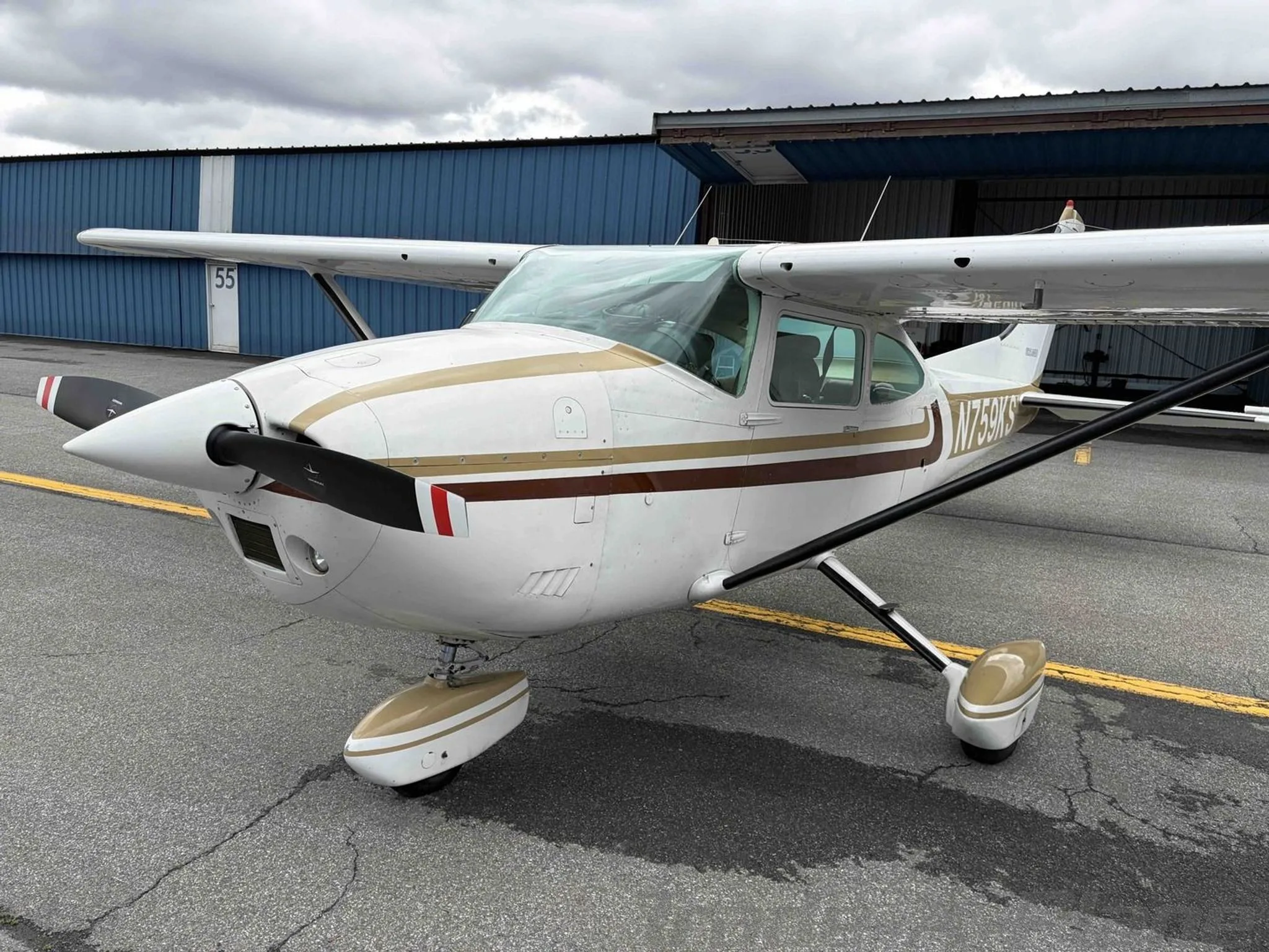 Exterior view of a 1977 CESSNA 182Q SKYLANE, N759KS.