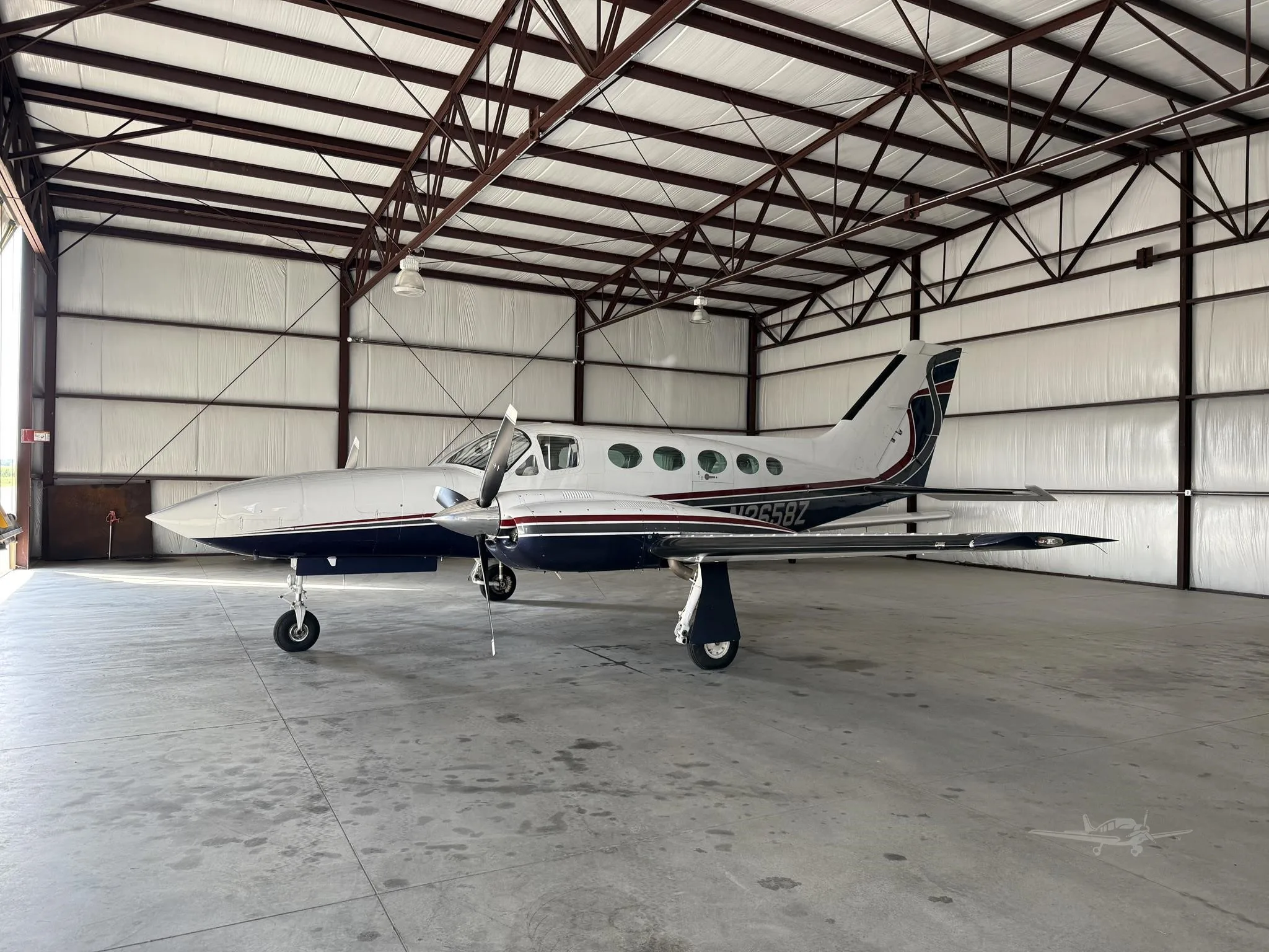 Exterior view of a CESSNA 421C, N2658Z.