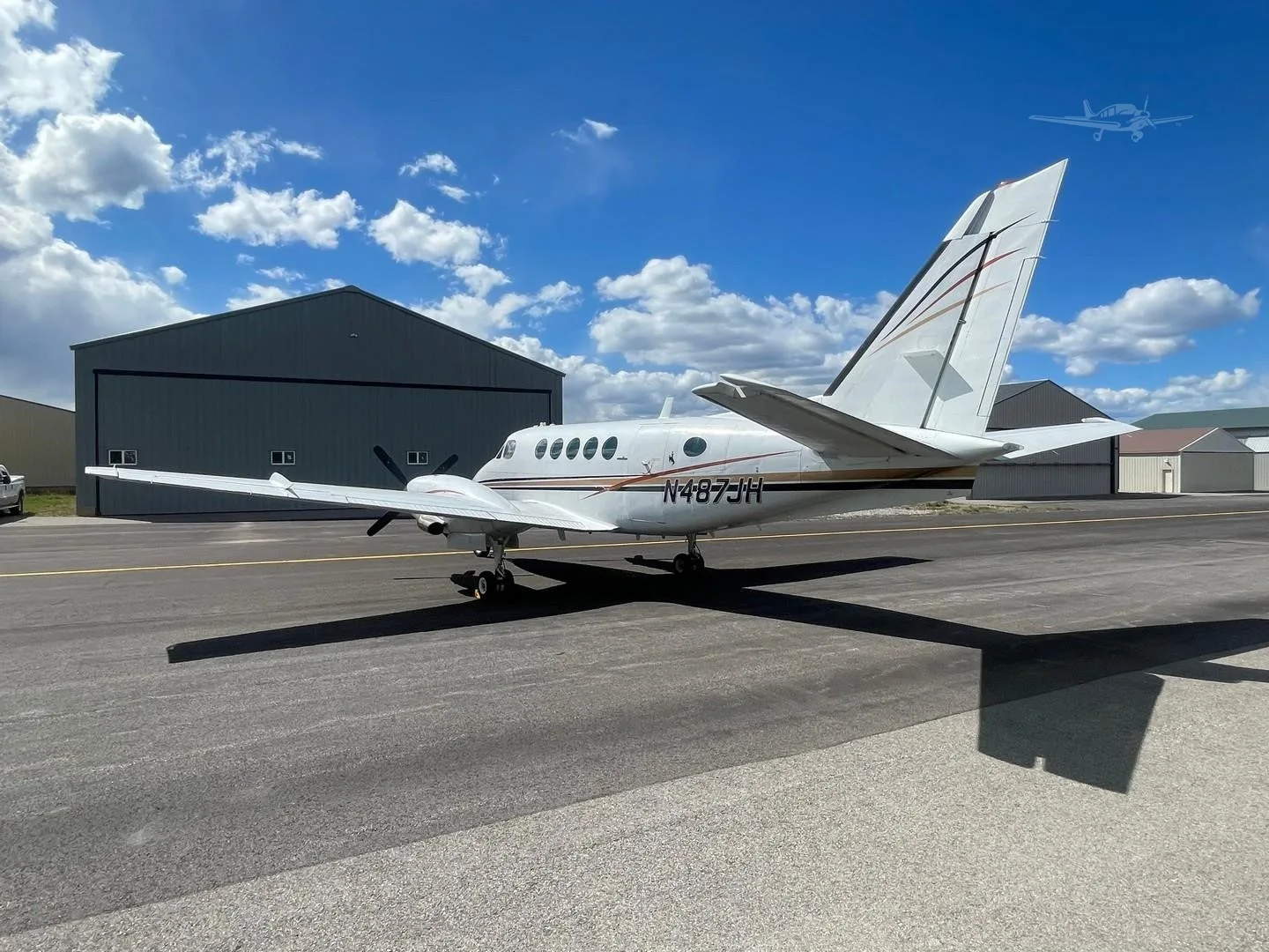 Exterior view of a 1978 BEECHCRAFT KING AIR B100, N487JH.