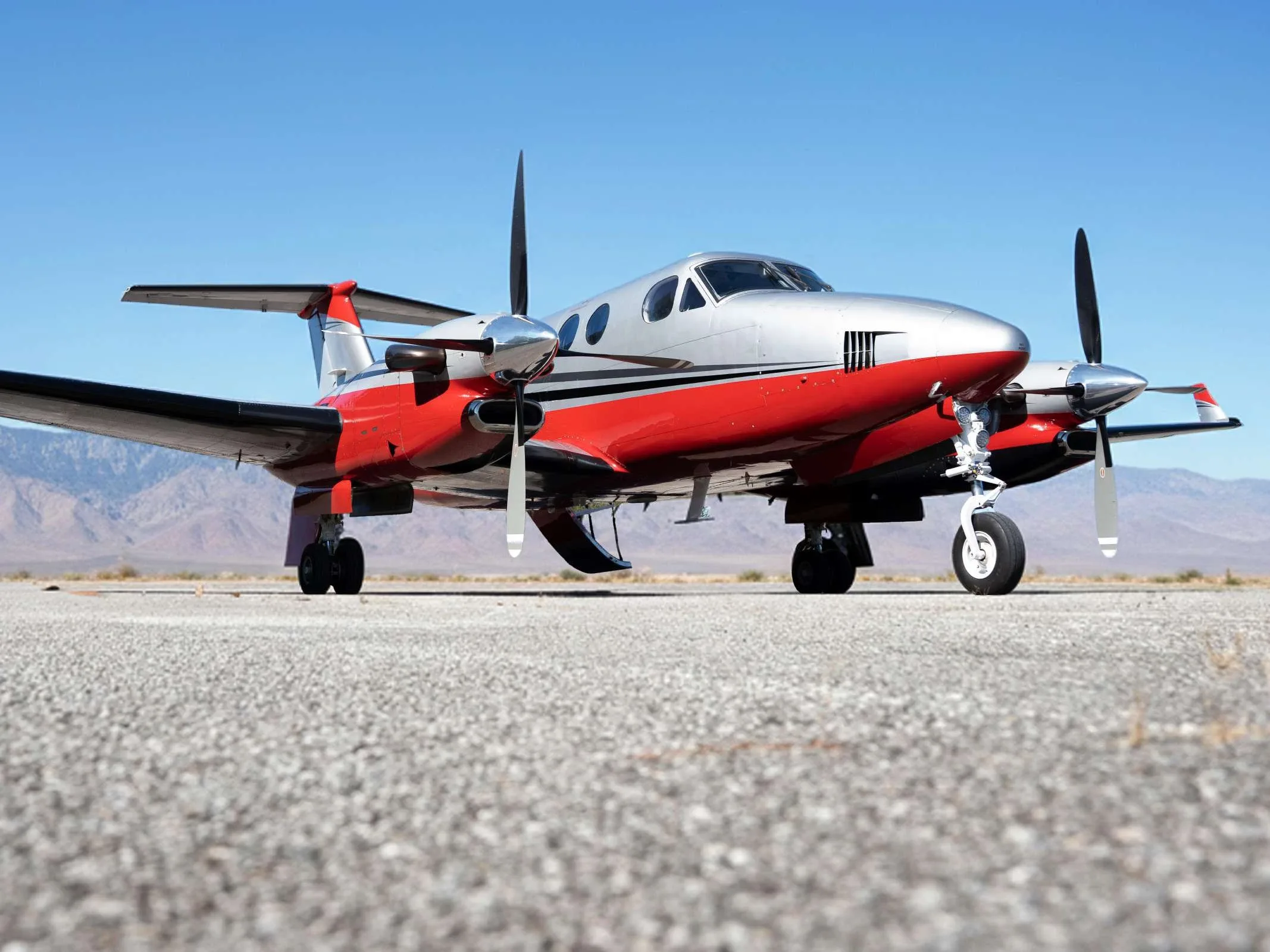 Exterior view of a Beechcraft Textron King Air 200, N576CL.