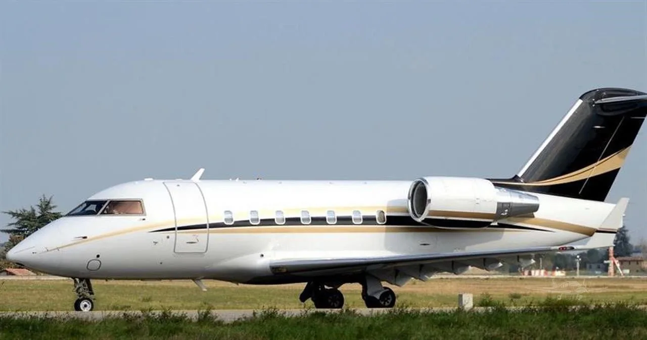 Exterior view of a 2001 BOMBARDIER CHALLENGER 604, I-AVNF.
