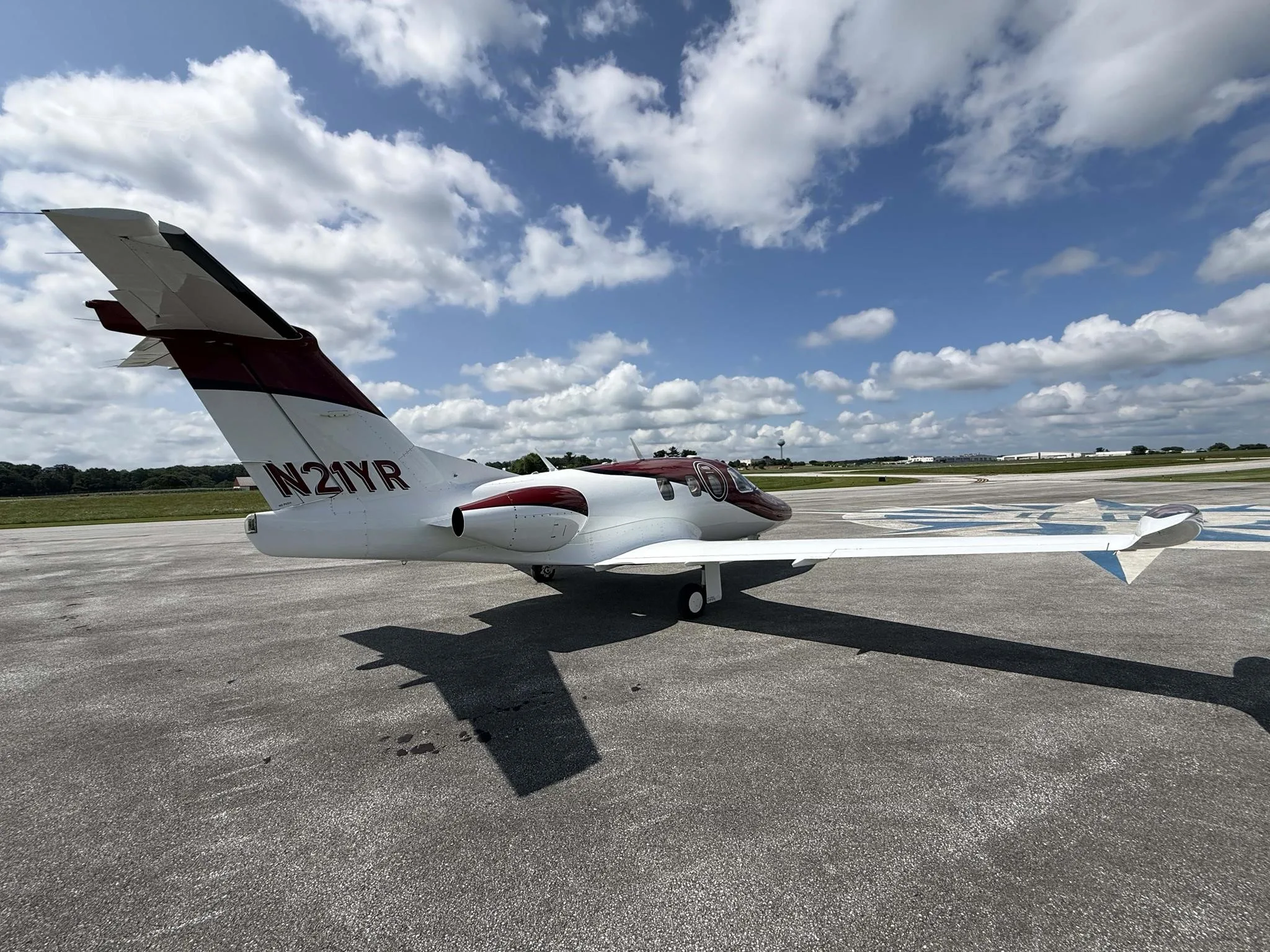 Exterior view of a 2008 ECLIPSE 500, N21YR.