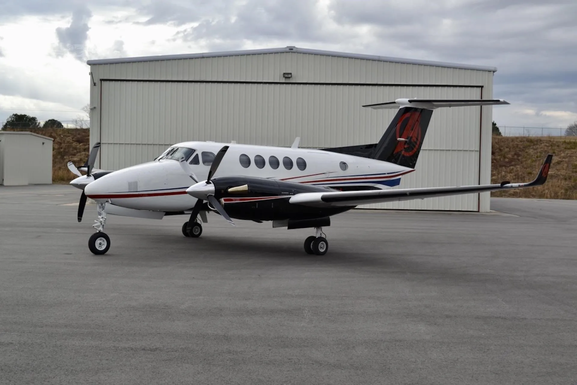 Exterior view of a 1998 BEECHCRAFT KING AIR B200, N724AA.