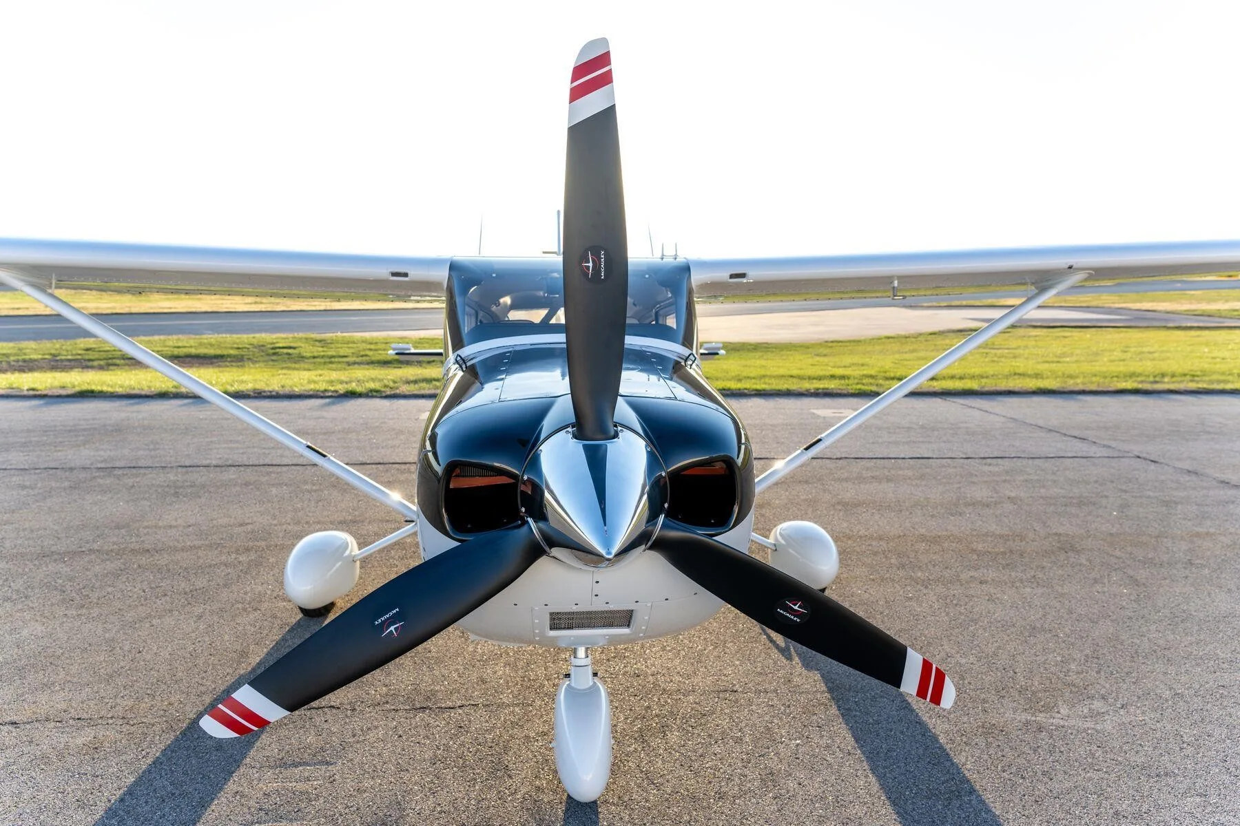 Exterior view of a 2027 CESSNA 182T SKYLANE.