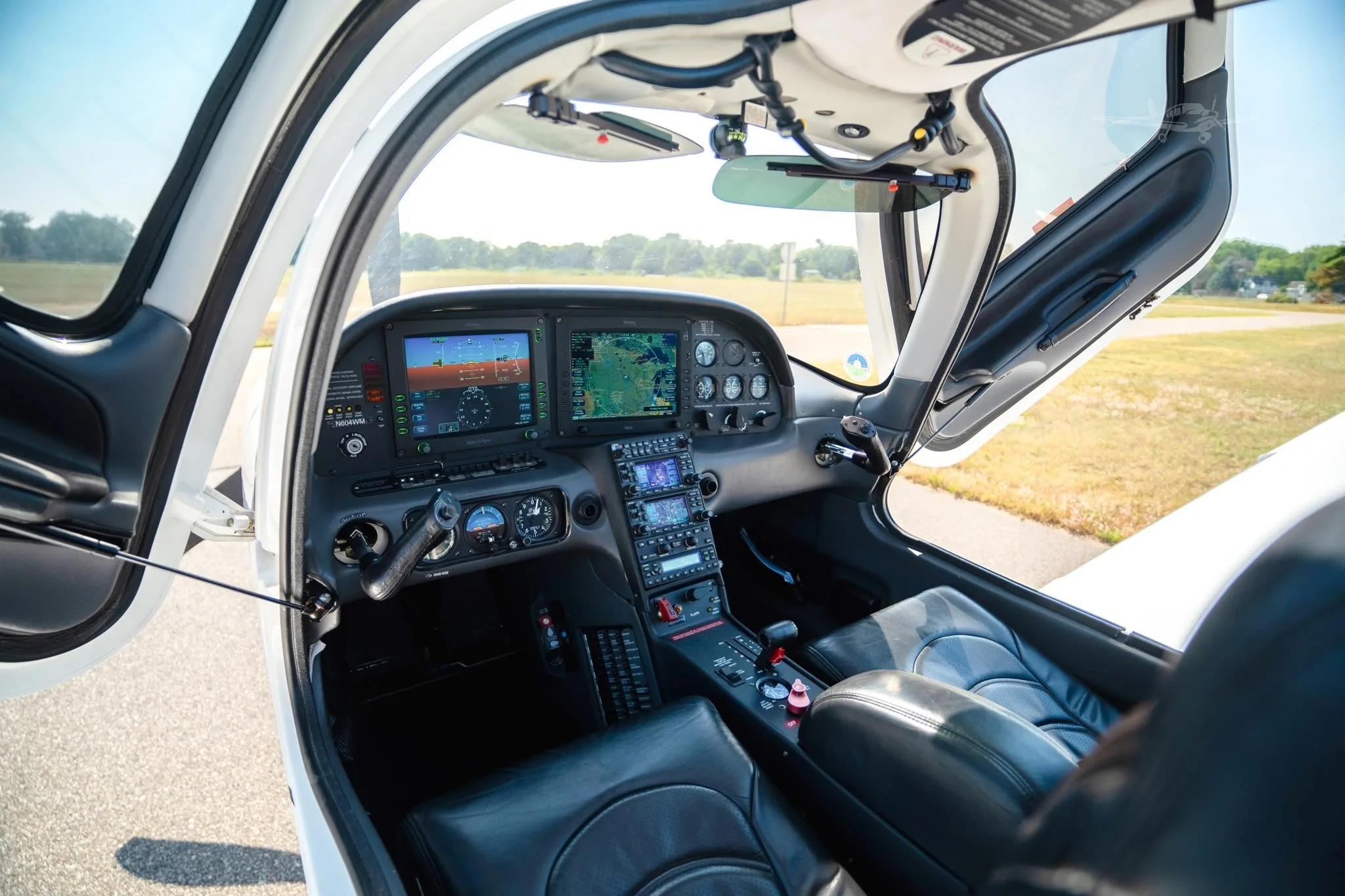 Exterior view of a 2005 CIRRUS SR22-G2, N604WM.