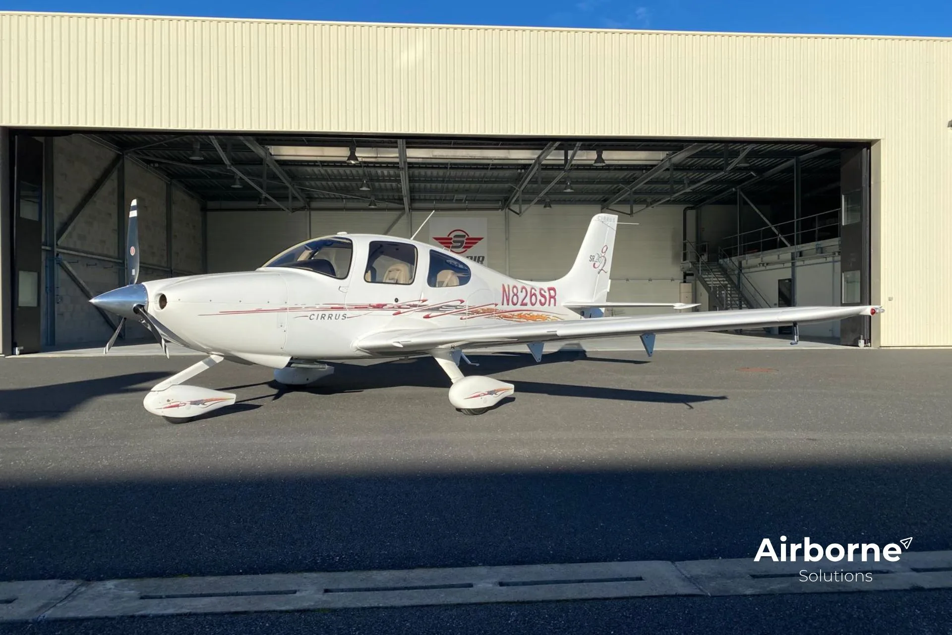Exterior view of a 2007 Cirrus SR20 G2, N826SR.