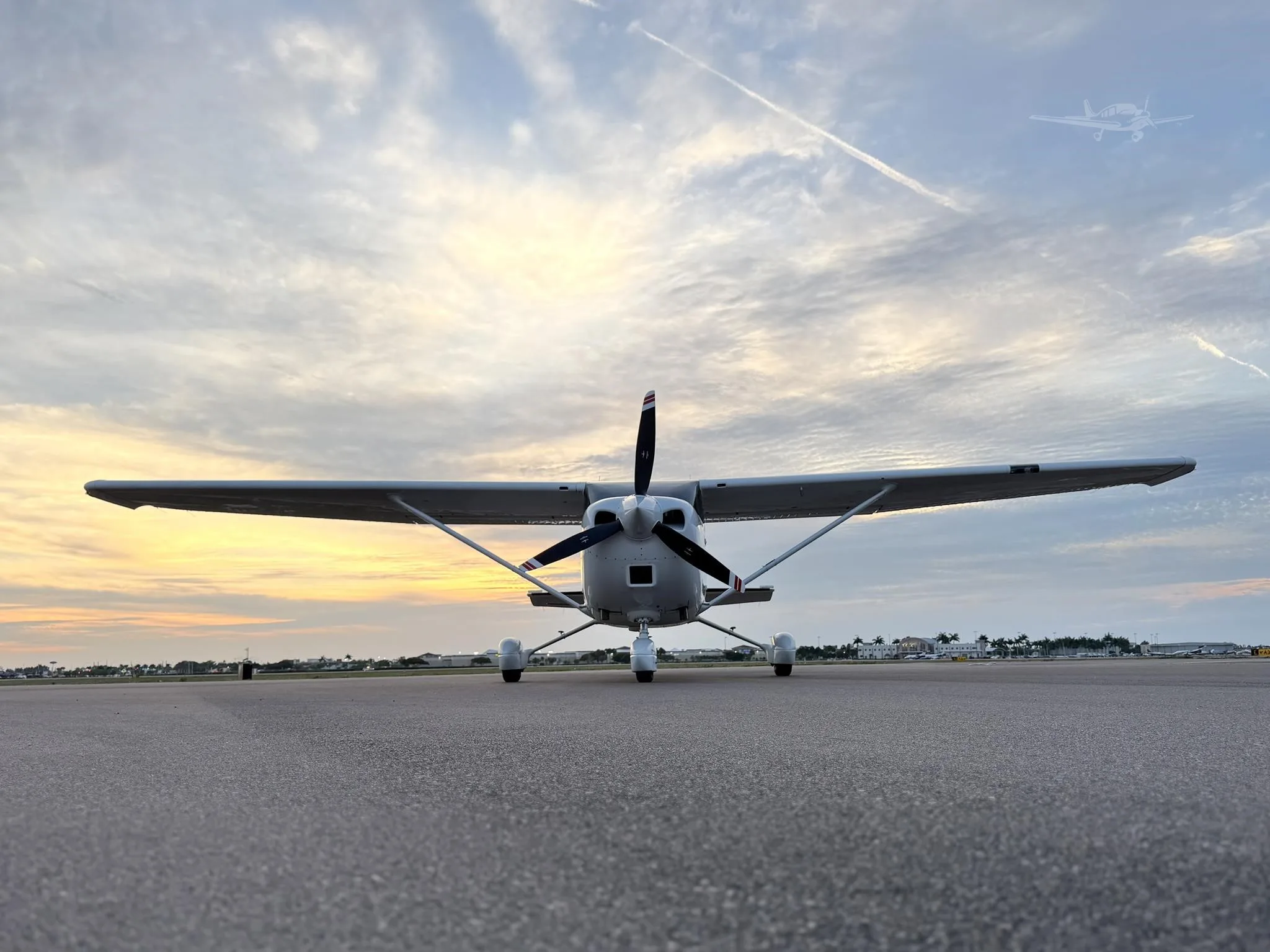 Exterior view of a 2000 CESSNA 182S SKYLANE, N2453H.