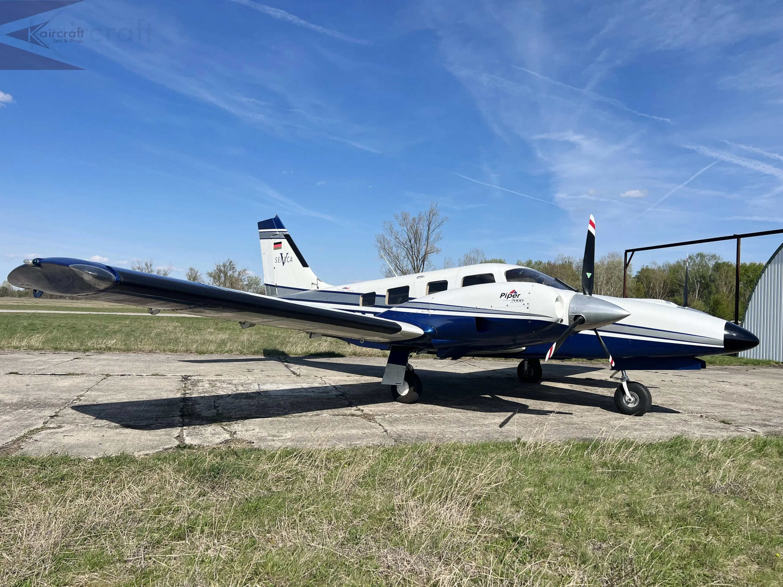 Exterior view of a 2000 Piper Seneca V.