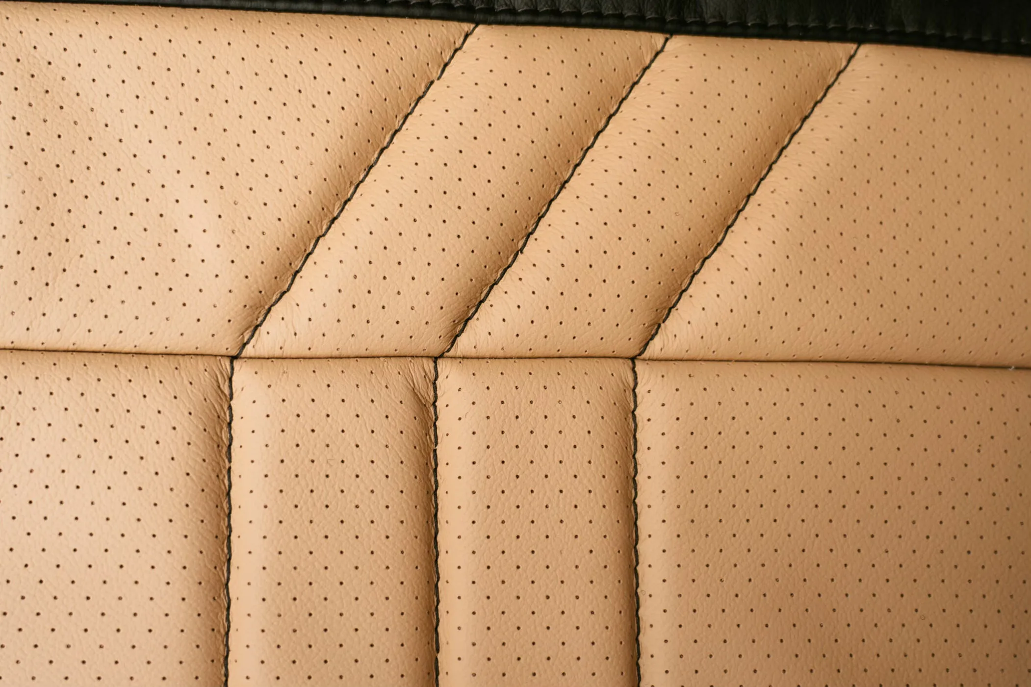 Cabin interior of a 2005 Cirrus SR22-G2.