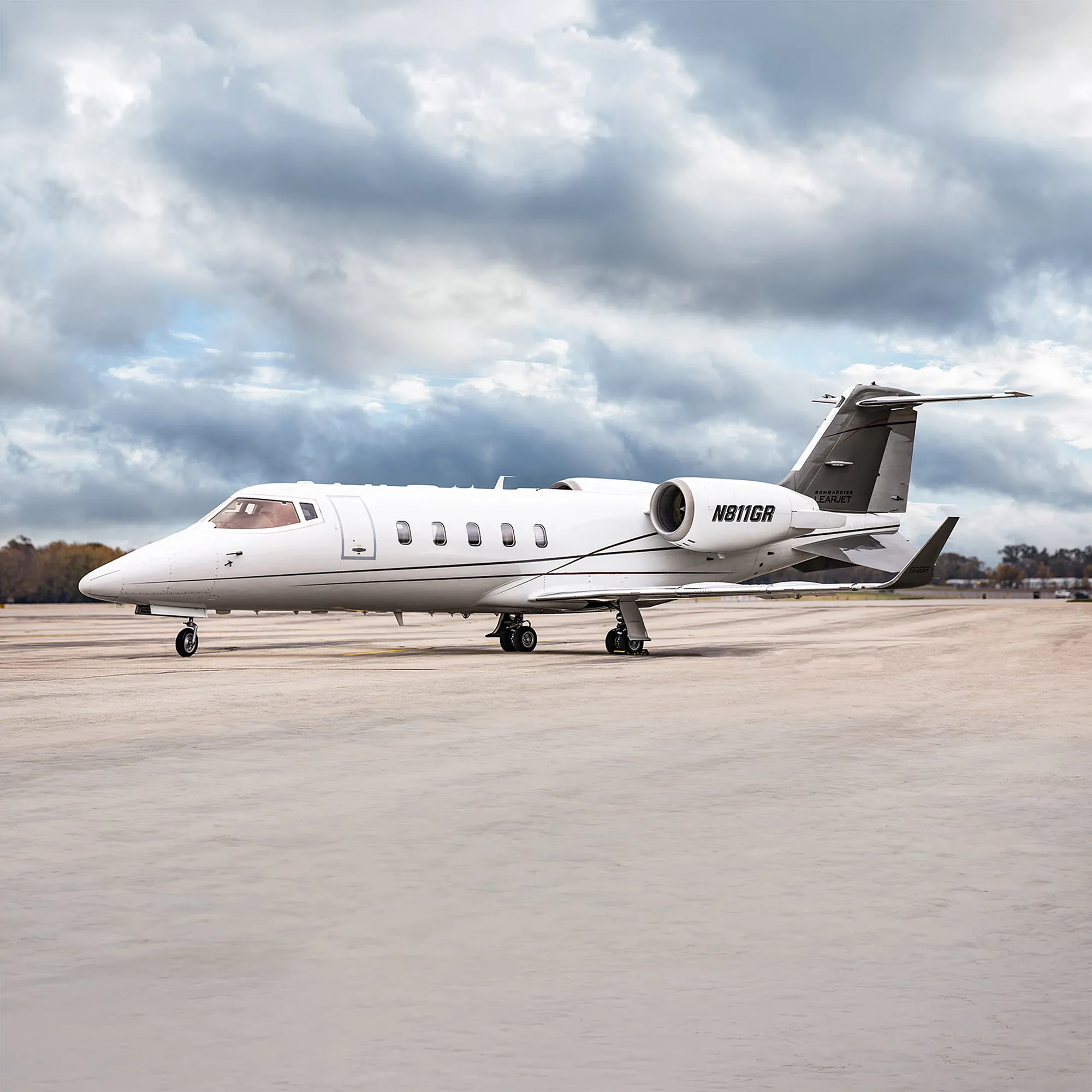 Exterior view of a 1998 Learjet 60 sn 60 148.