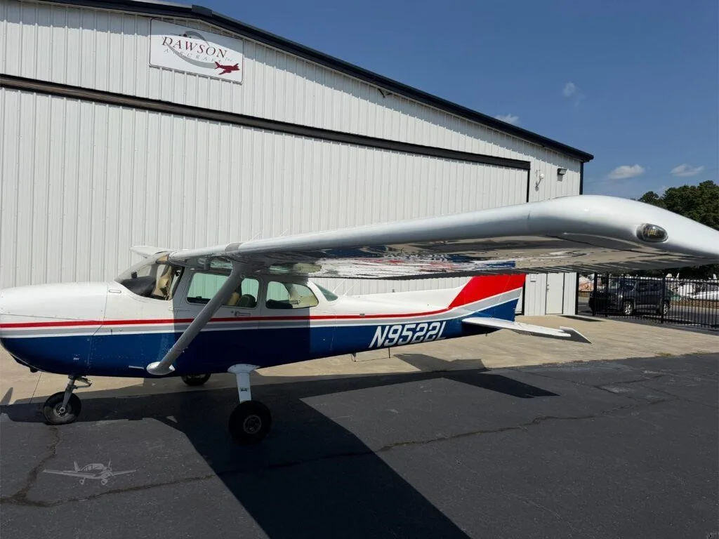 Exterior view of a 1986 CESSNA 172P SKYHAWK, N9522L.