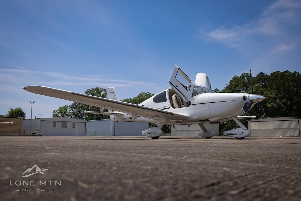 Exterior view of a 2006 Cirrus SR22 G2 TURBO GTS, N542SR.