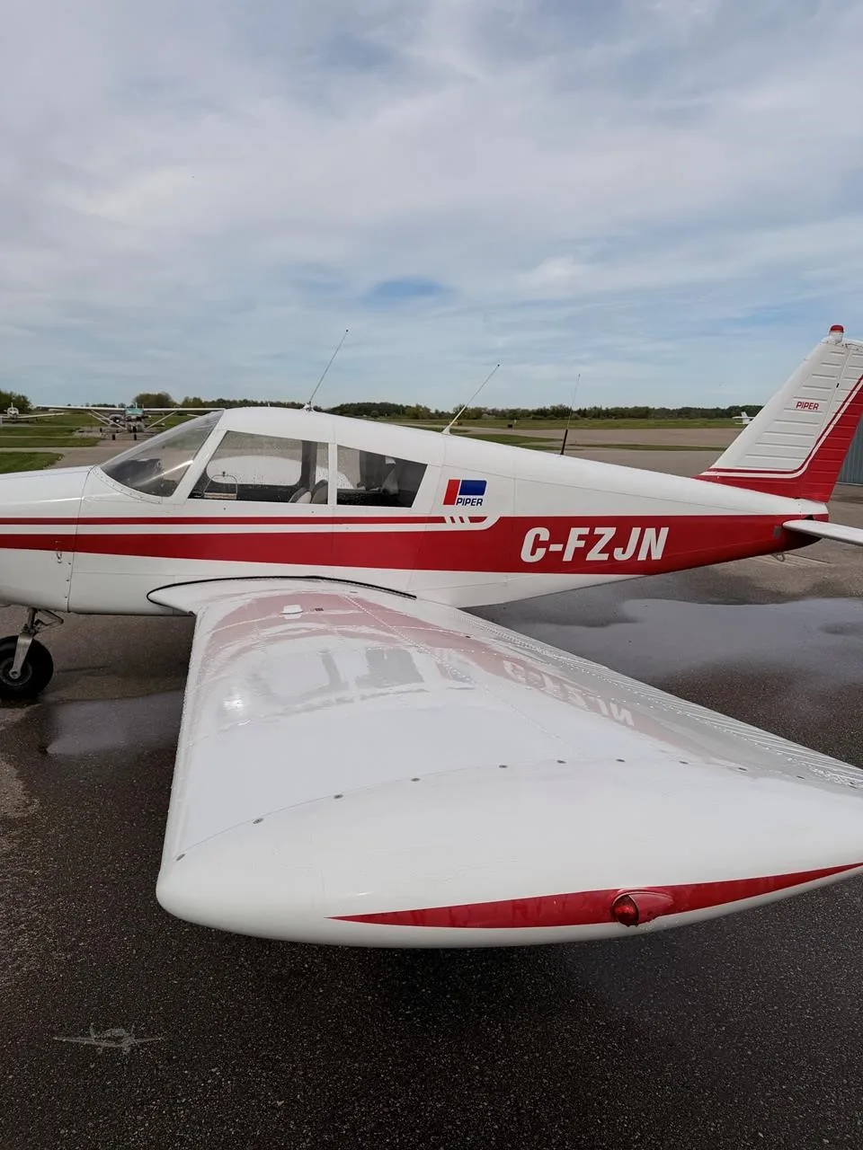 Exterior view of a 1971 PIPER CHEROKEE 140, CF-ZJN.