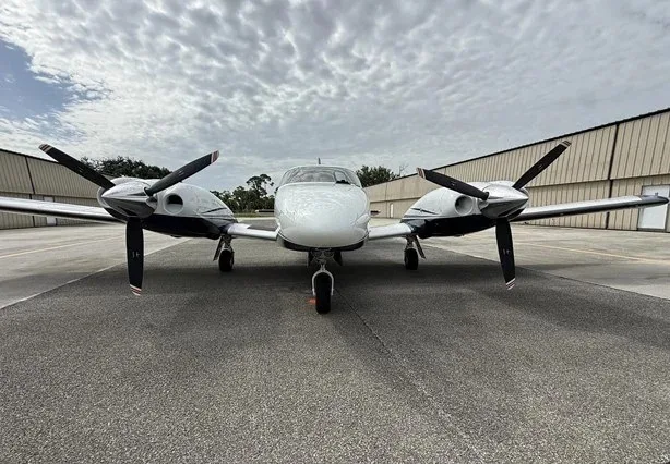Exterior view of a 2004 Piper PA-34-220T Seneca V.
