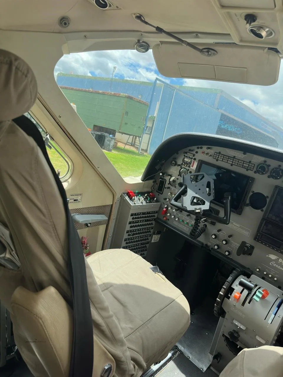 Cockpit and instrument panel of a 1995 CESSNA CARAVAN 208B GRAND.