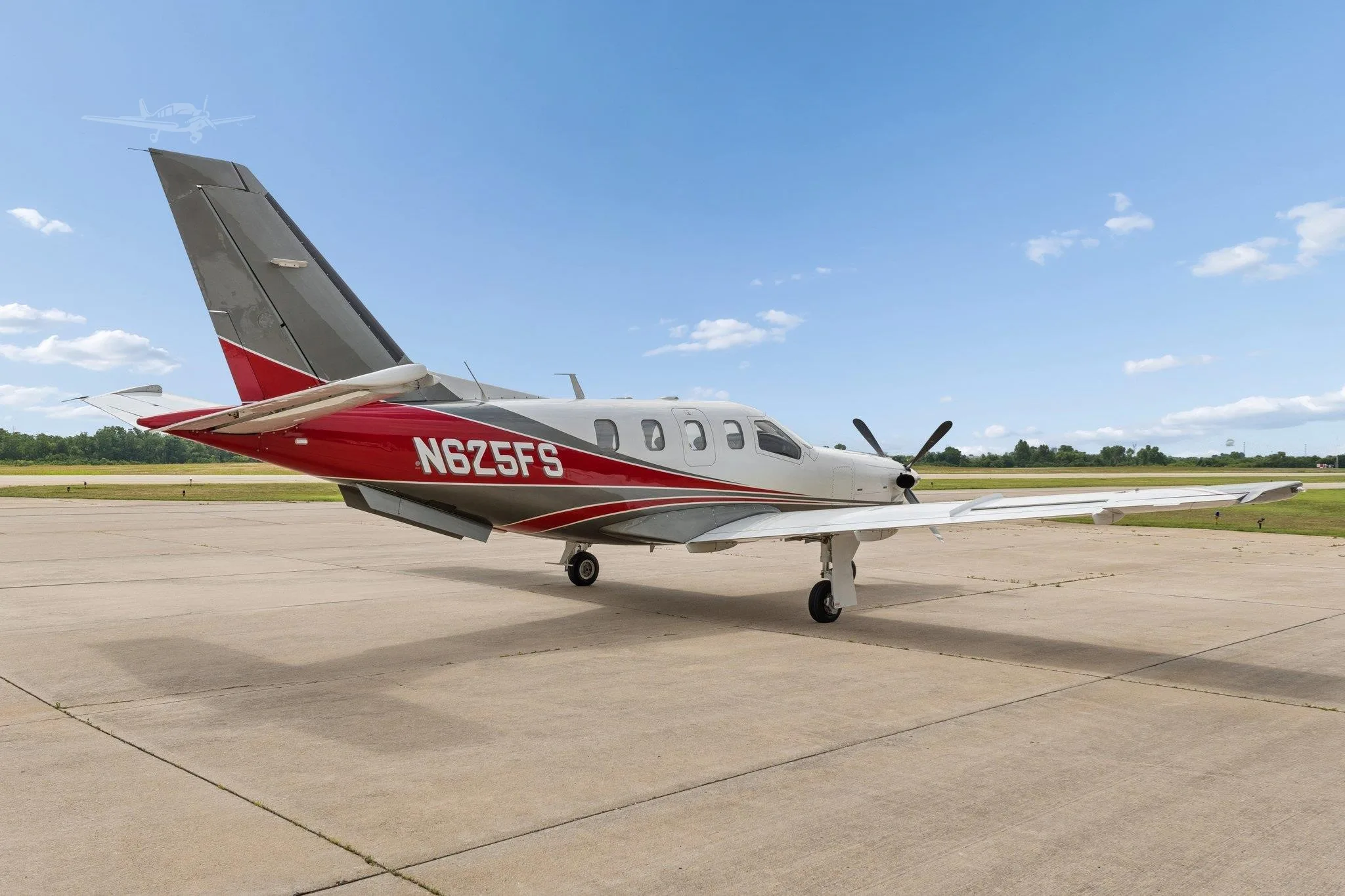 Exterior view of a 1999 DAHER TBM 700B, N625FS.