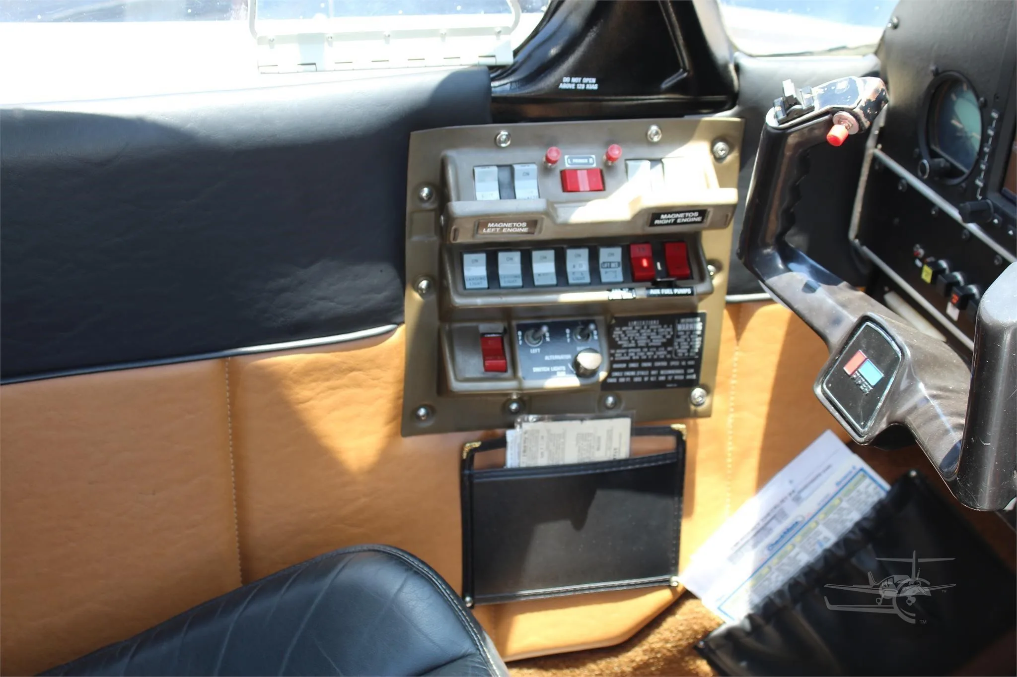 Avionics suite of a 1980 PIPER SENECA II.