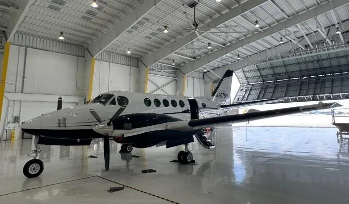 Exterior view of a 1971 BEECHCRAFT KING AIR 100, N207SB.