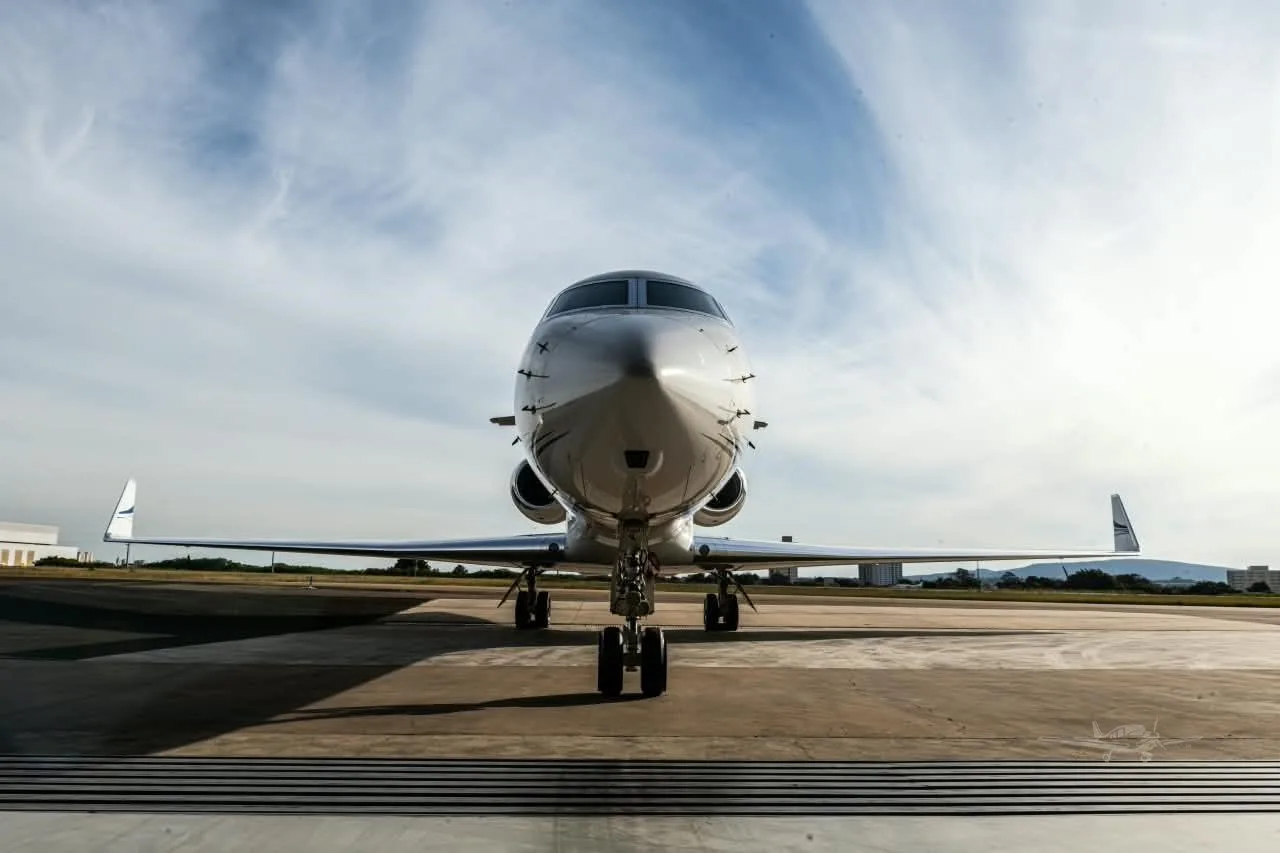 Exterior view of a 2011 GULFSTREAM G550.